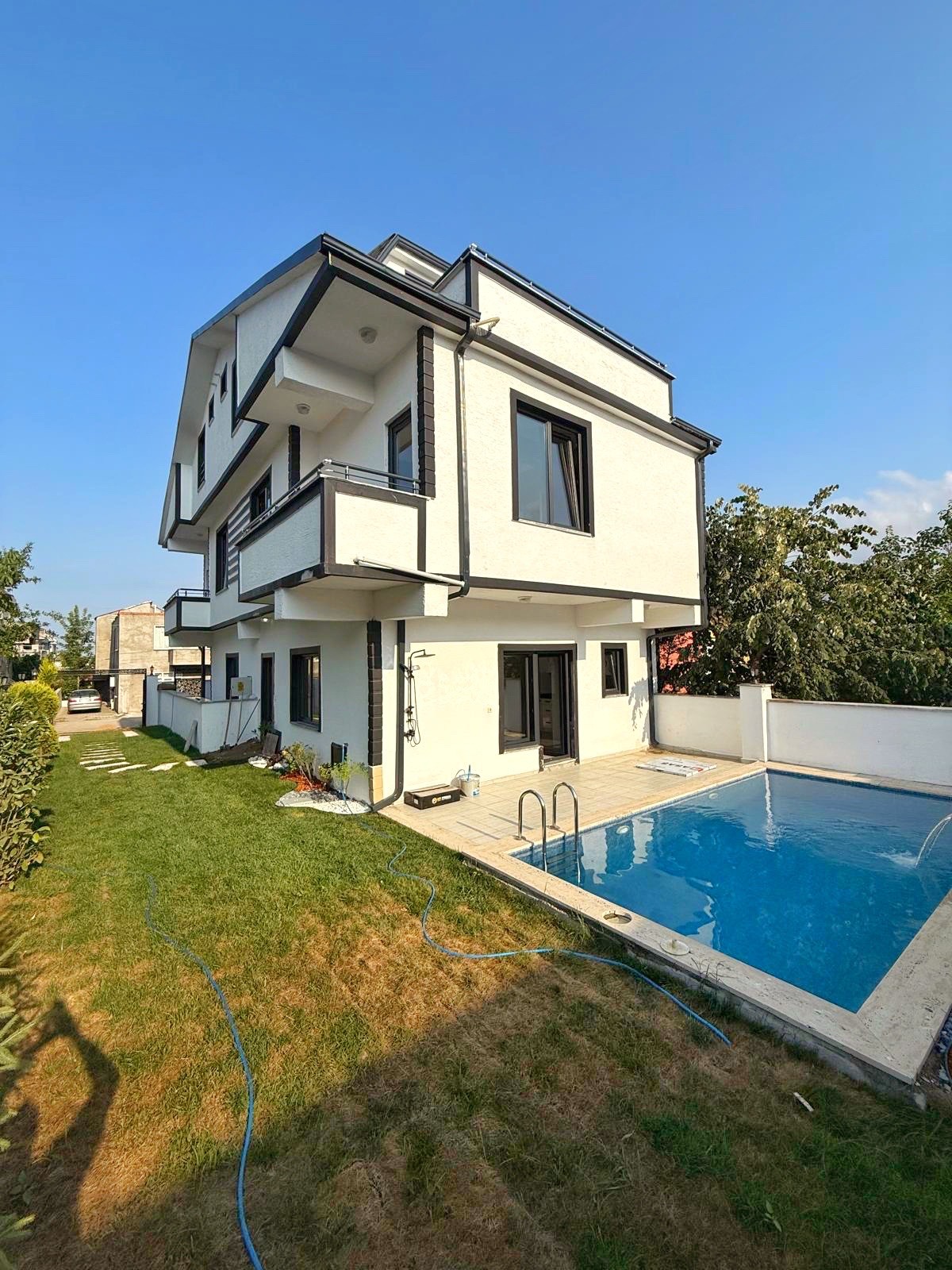 EMSALSİZ ULTRA GENİŞ BAHÇE, HAVUZLU, KENDİNE GARAJLI, MERKEZ PLAJ, F/P 4+1 TRİPLEKS VİLLA! KOCAALİ YALI MH