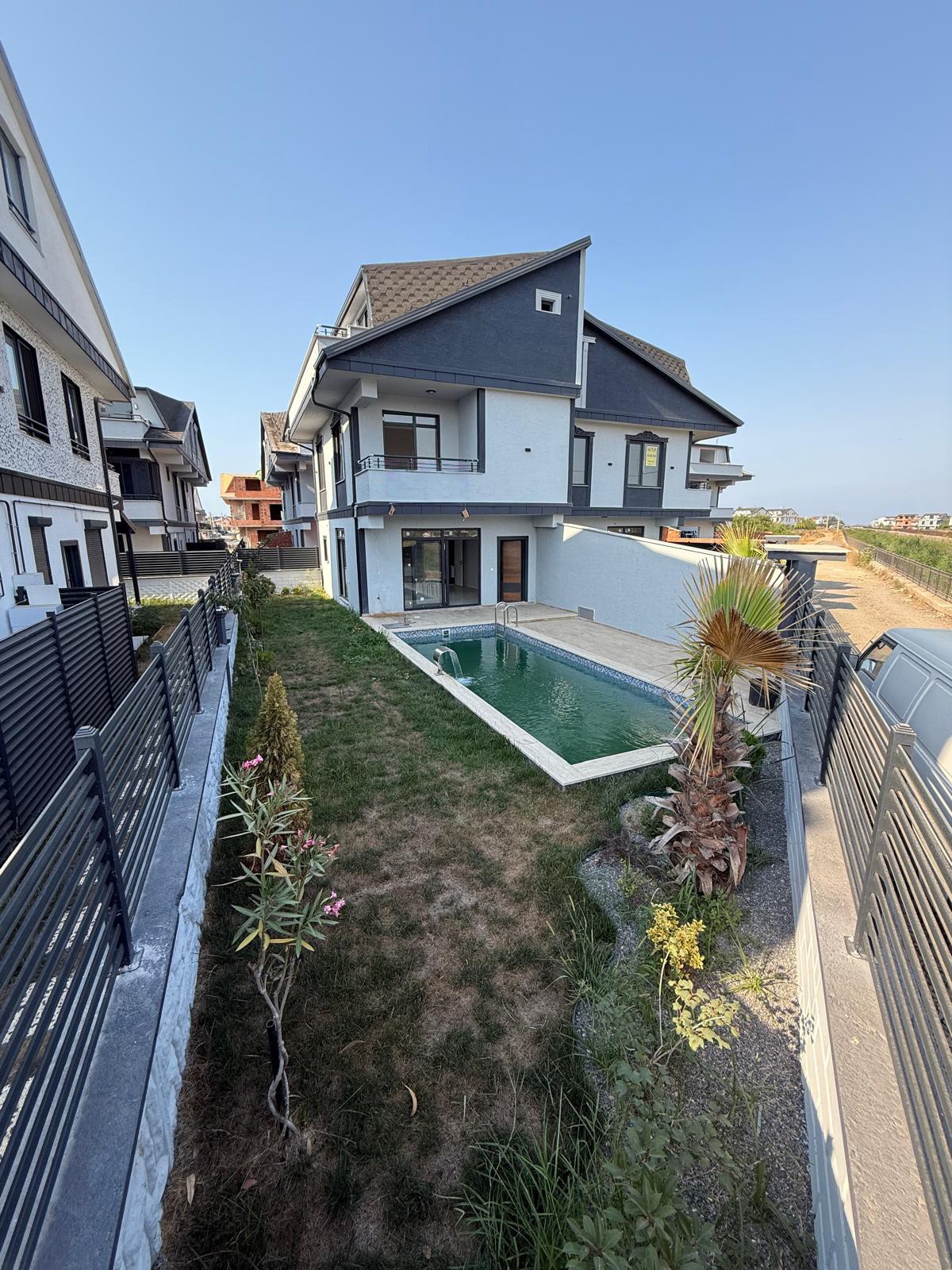 HAVUZLU, ULTRA BÜYÜK BAHÇE, MERKEZ PLAJ, EBEVEYN BANYOLU 4+1 TRİPLEKS VİLLA! KOCAALİ YAYLA MH
