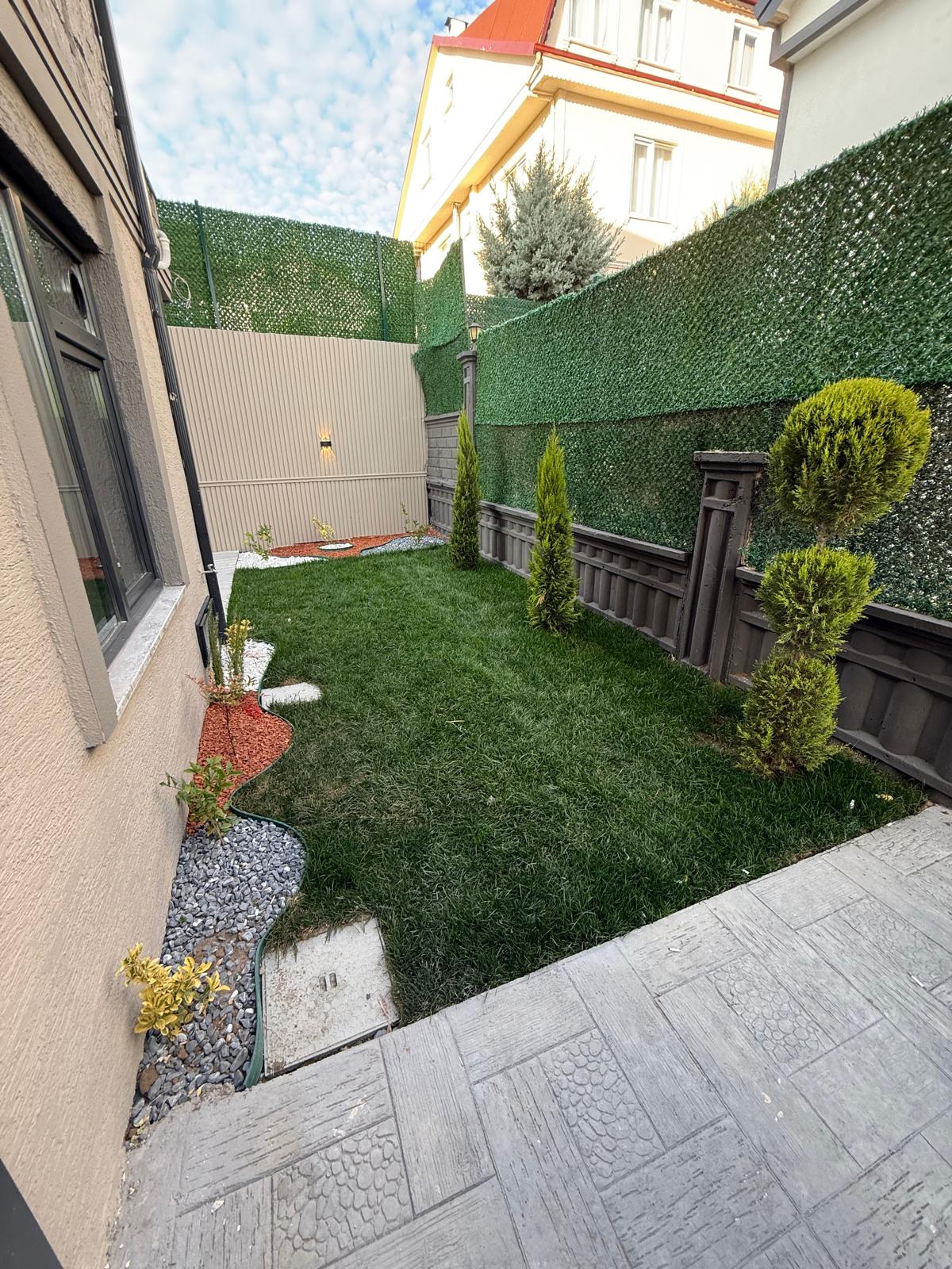 MERKEZ PLAJ, ARKA CEPHE, LÜKS DİZAYN, GENİŞ BAHÇE, 105m2 KENDİNE AİT ARSASI, EBEVEYN BANYO 3+1 TRİPLEKS VİLLA! KOCAALİ YALI MH