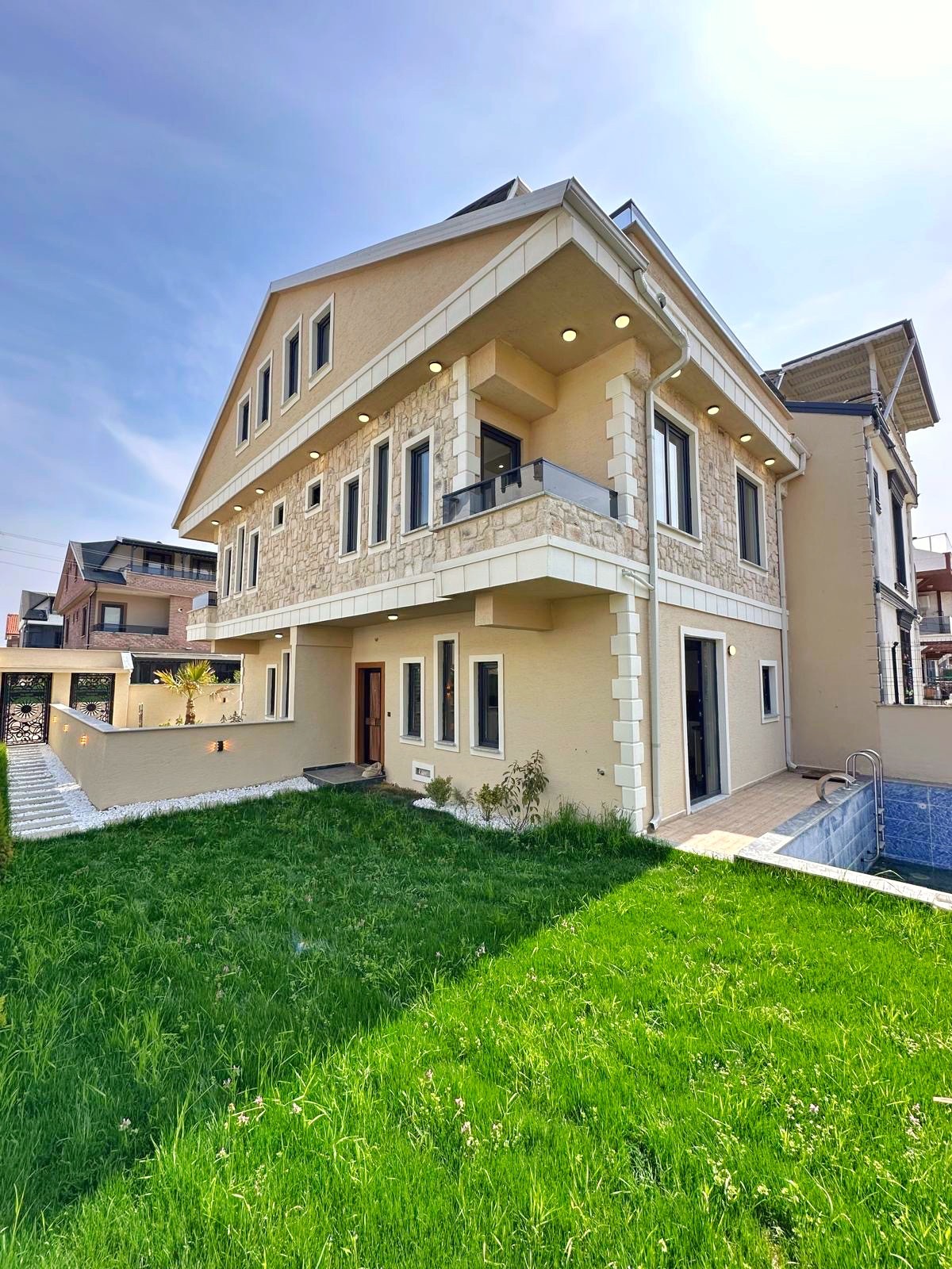 DENİZE 50M MESAFE, JAKUZİLİ, HAVUZLU, HAMAM KONSEPT BANYO 3+1 TRİPLEKS VİLLA! KOCAALİ YALI MH
