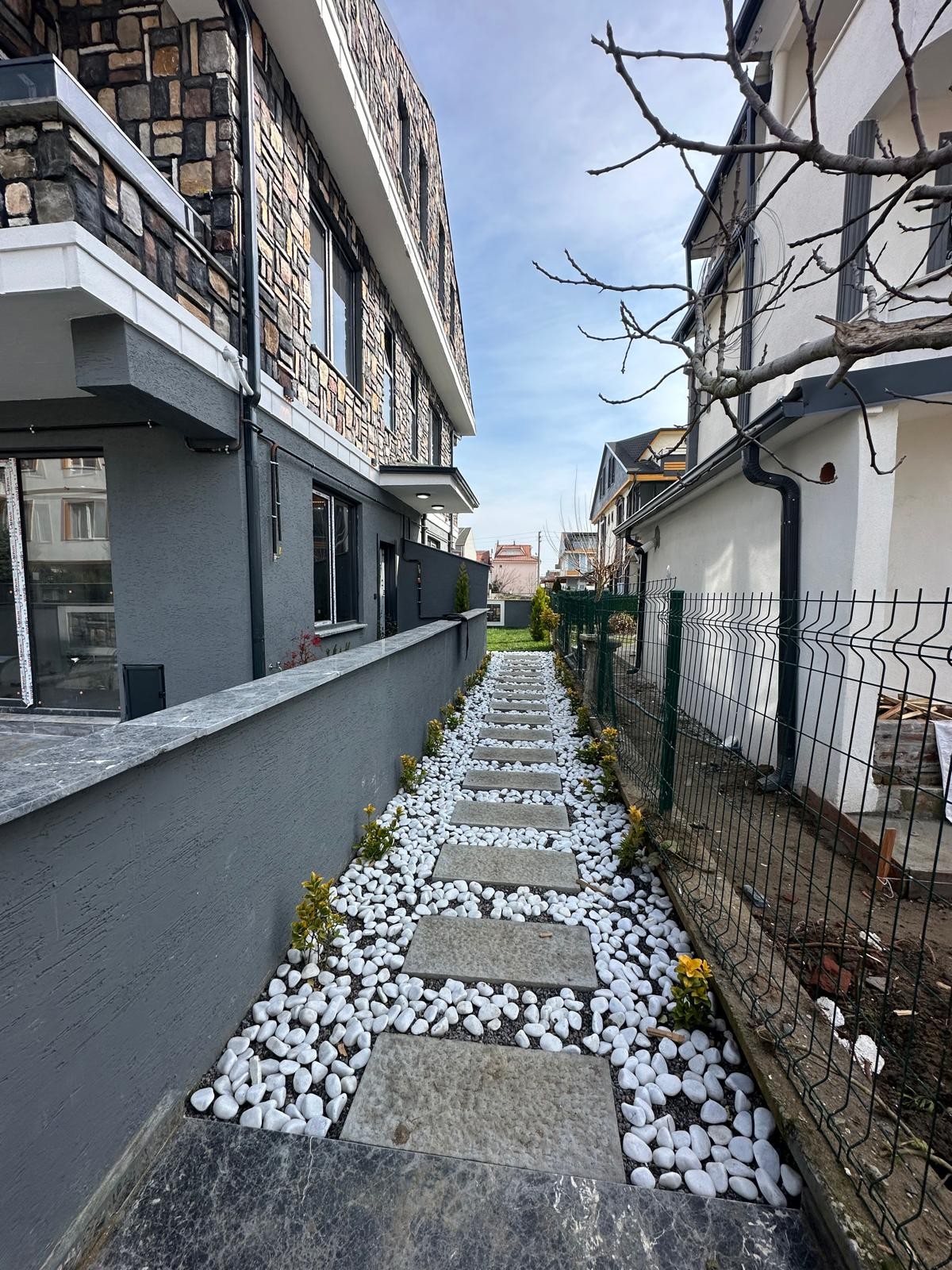HAVUZLU, EBEVEYN BANYOLU JAKUZİLİ, ÖN-ARKA CEPHE SEÇENEKLİ, YERDEN ISITMA, LÜKS DİZAYN 3+1 TRİPLEKS VİLLA! KOCAALİ YALI MH