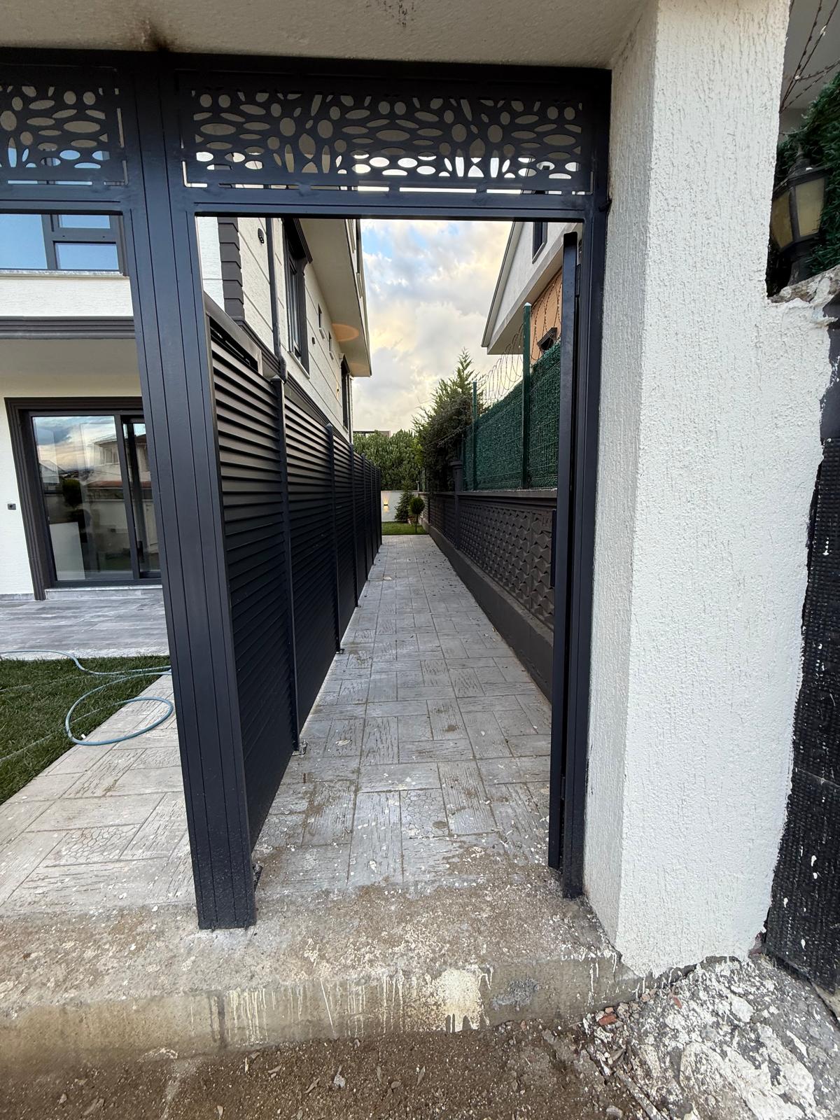 ARKA CEPHE, DENİZ MANZARALI TERAS, LÜKS DİZAYN, YERDEN ISITMA, EBEVEYN BANYOLU 3+1 TRİPLEKS VİLLA! KOCAALİ ALANDERE MH