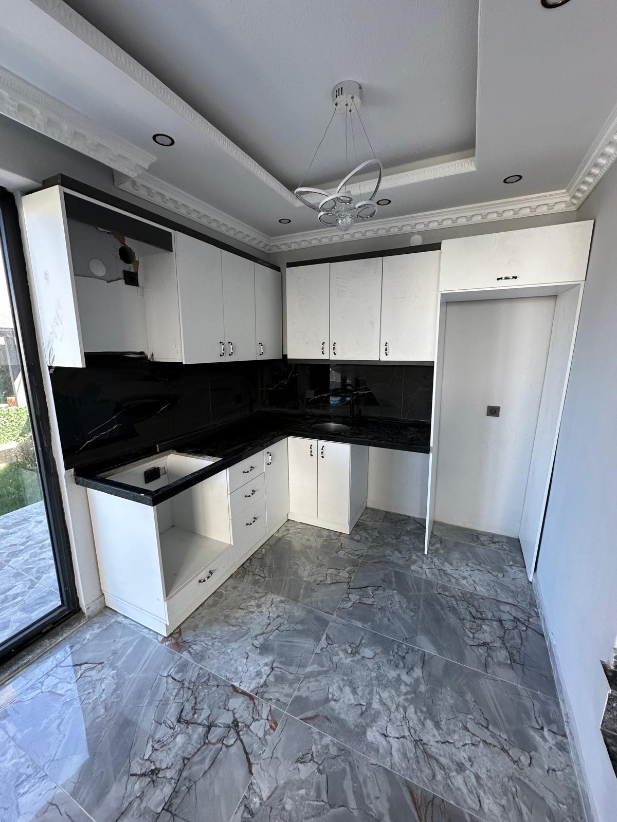 EBEVEYN BANYOLU, ÖN-ARKA CEPHE SEÇENEKLİ(ARKA), KOMPLE GRANİT ZEMİN, YERDEN ISITMA 3+1 TRİPLEKS VİLLA! KOCAALİ ALANDERE MH