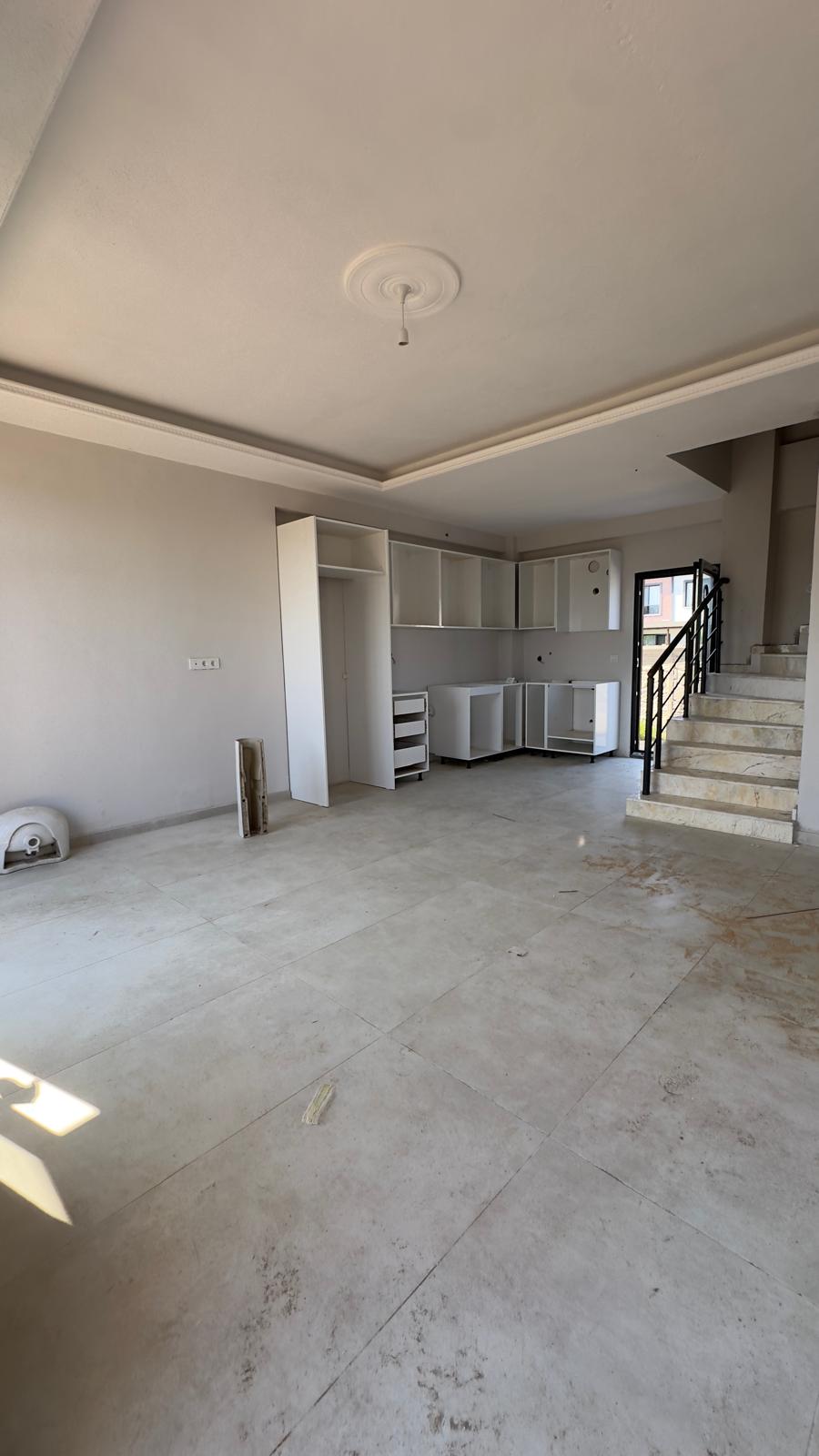 İLÇEMİZİN EN UYGUN FİYAT VİLLASI! EBEVEYN BANYO, DENİZE 50METRE, ÖN-ARKA ÇİFT BAHÇELİ 3+1 TRİPLEKS VİLLA! KOCAALİ KADIKÖY MH