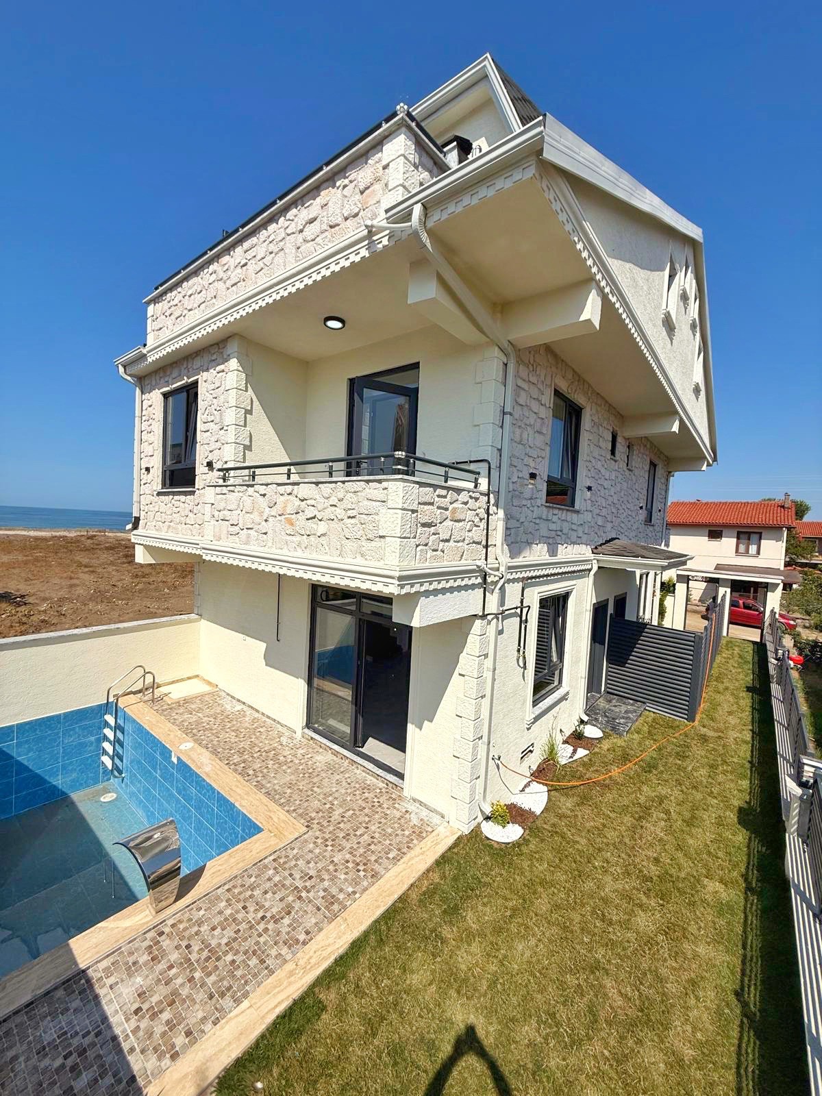 KAPANMAZ DENİZ MANZARALI, PLAJA 30METRE, ALAÇATI TAŞ KONSEPT, ARKA CEPHE, HAVUZLU 4+1 TRİPLEKS VİLLA! KOCAALİ ALANDERE MH