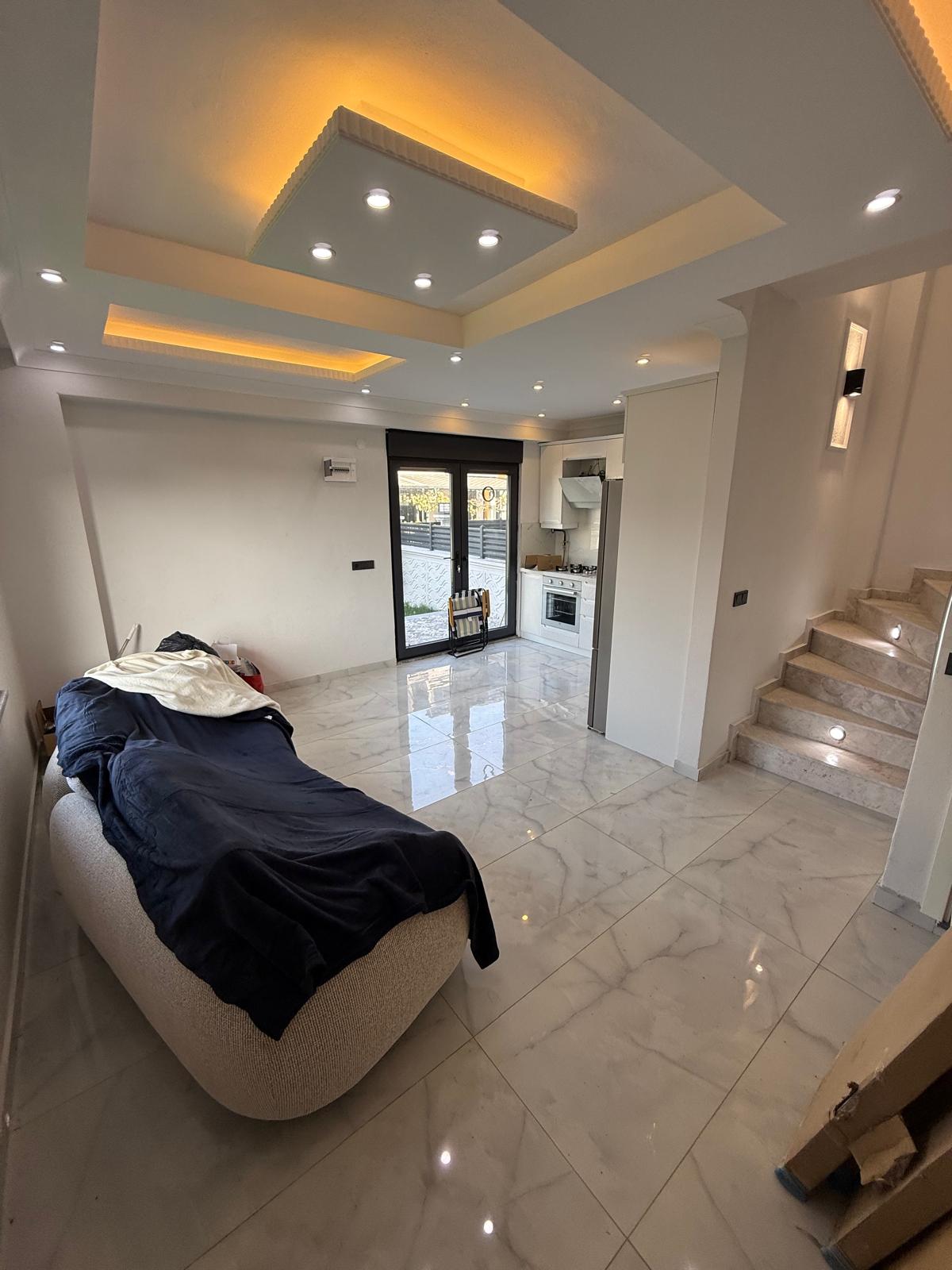 ARAÇ ŞARJ İSTASYONLU, KÖŞE PARSEL, MERKEZ PLAJ, OTURUMA HAZIR, ULTRA GENİŞ BAHÇE 3+1 TRİPLEKS VİLLA! KOCAALİ YALI MH