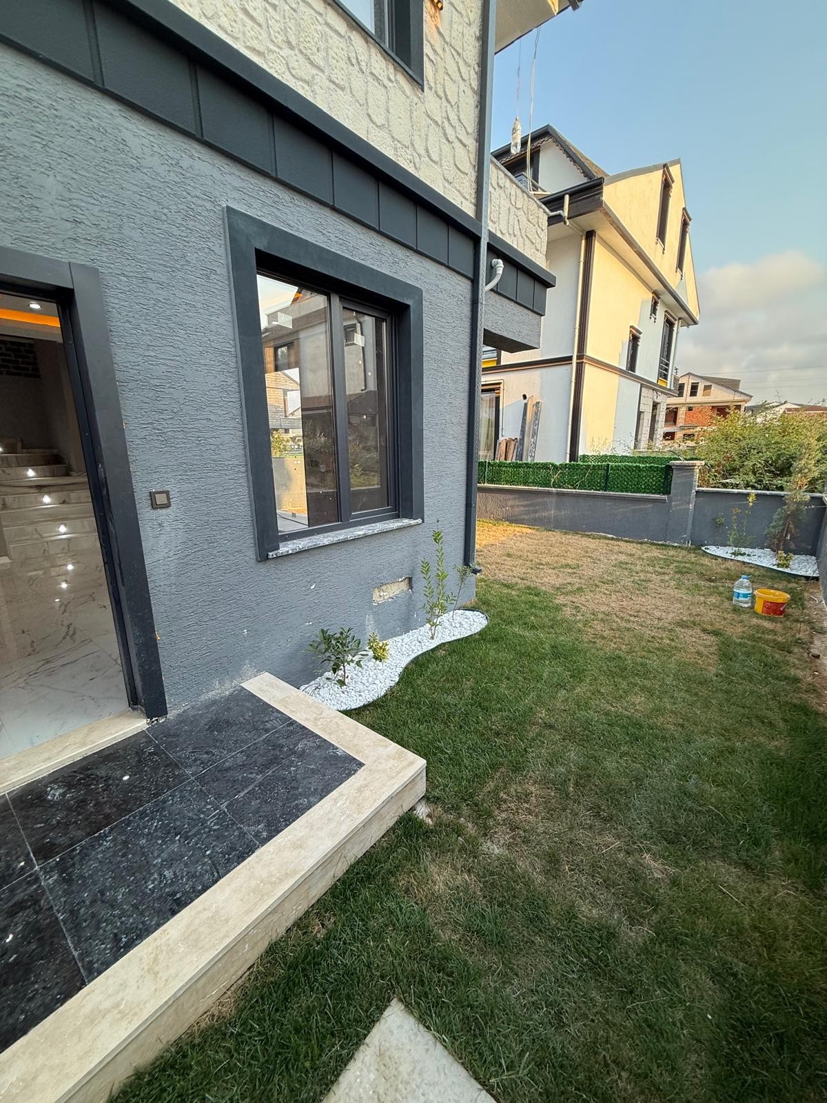 ARKA CEPHE, MÜSTAKİL GİRİŞ-BAHÇE, EBEVEYN BANYO 3+1 TRİPLEKS VİLLA! KOCAALİ ALANDERE MH