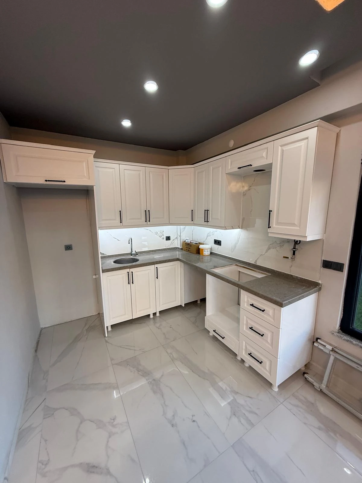 KÖŞE PARSEL, ULTRA GENİŞ BAHÇE, MERKEZ PLAJ, AYRI KONSEPT MUTFAK  4+1 TRİPLEKS VİLLA! KOCAALİ YALI MH