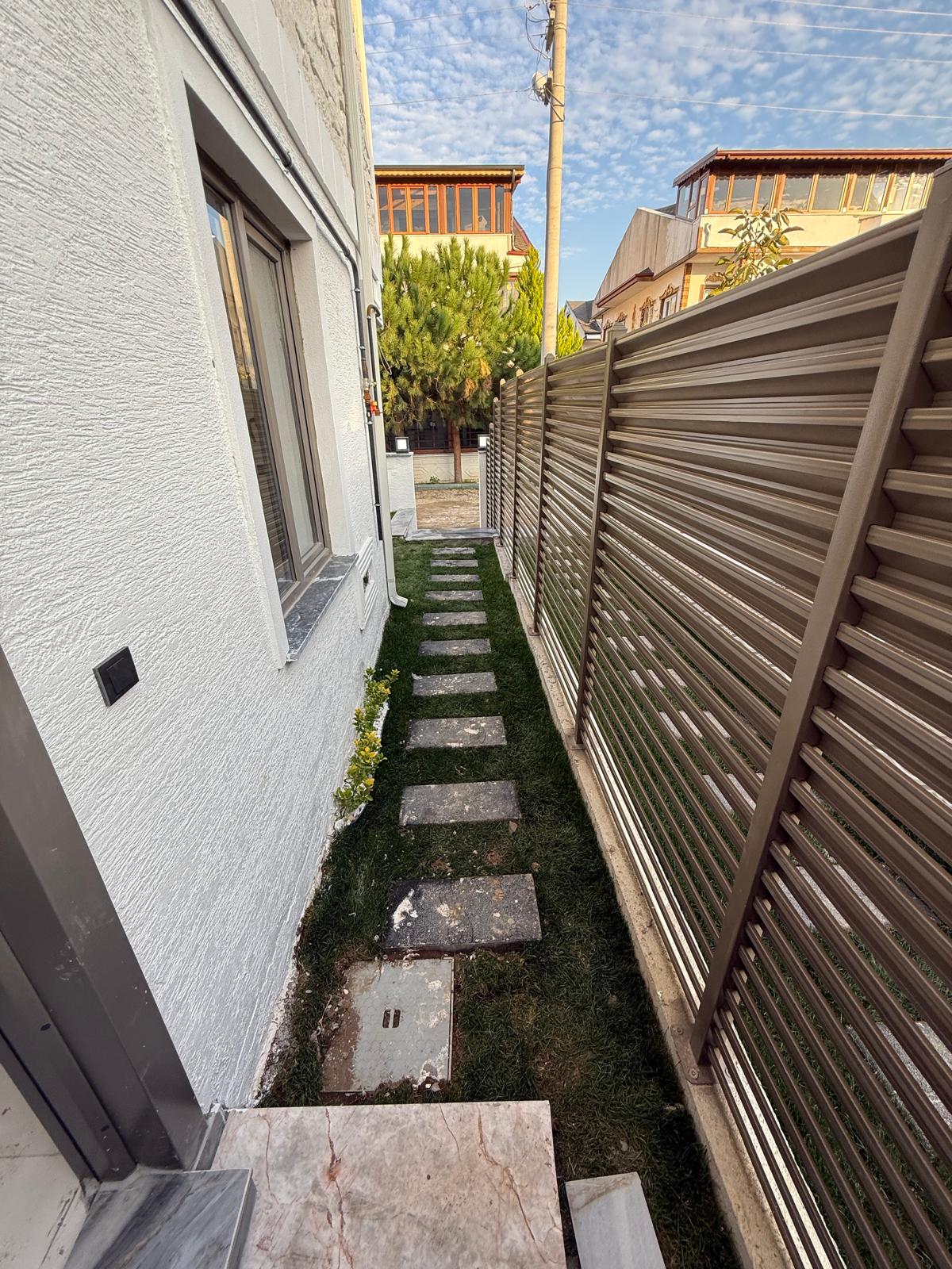 MERKEZ PLAJ, FIRSAT FİYAT, ÖN CEPHE, LÜKS DİZAYN, ALAÇATI TAŞ KONSEPT, EBEVEYN BANYO 3+1 TRİPLEKS VİLLA! KOCAALİ YALI MH