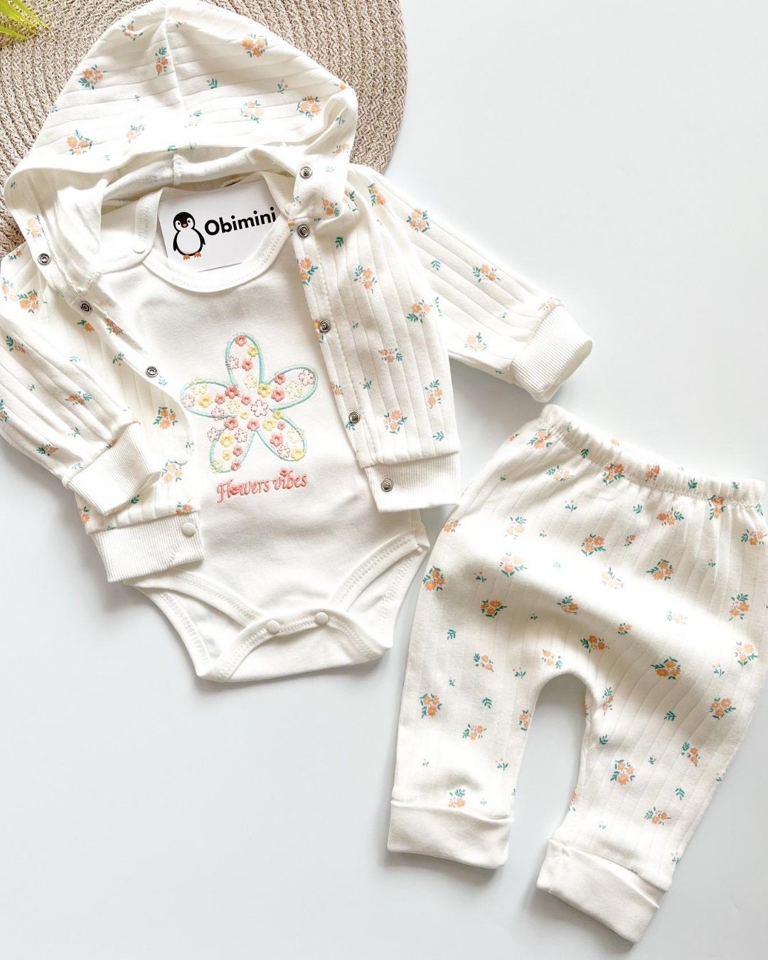 Minik Çiçekli Kapşonlu 3 Parça Kız Bebek Takımı AÜ56