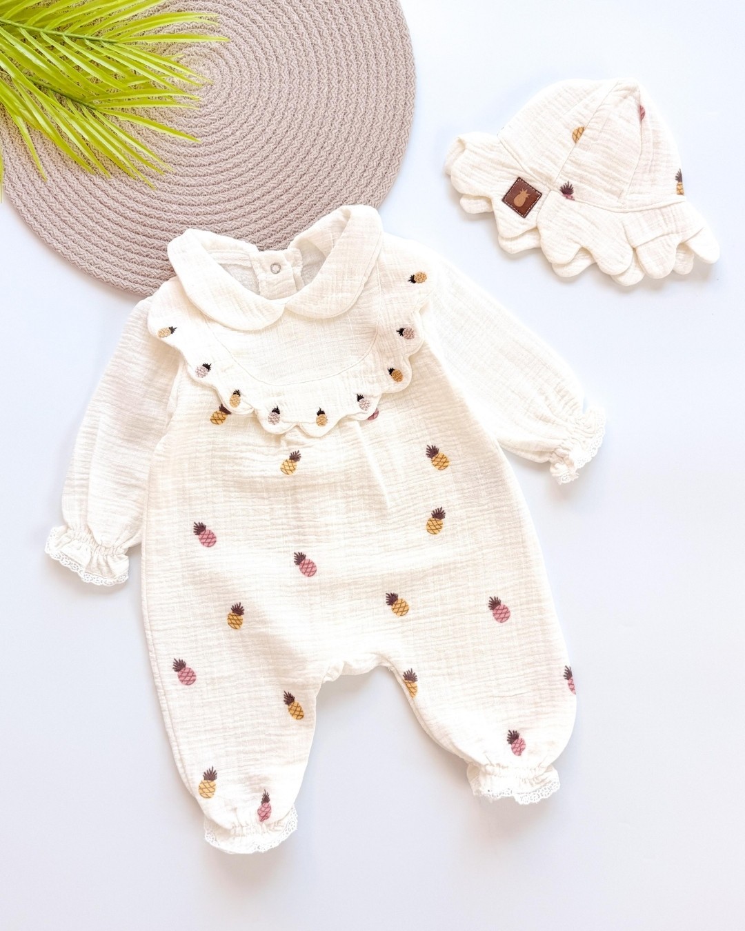 Bebe Yakalı Ananas Desenli Mislin Kız Bebek Tulumu TLM119