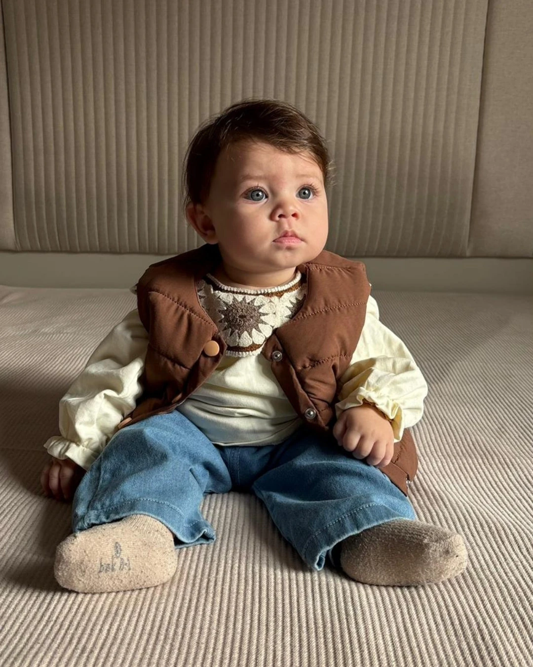 Yakası Motifli Sweat, Şişme Yelek ve Kot Pantolon Takım