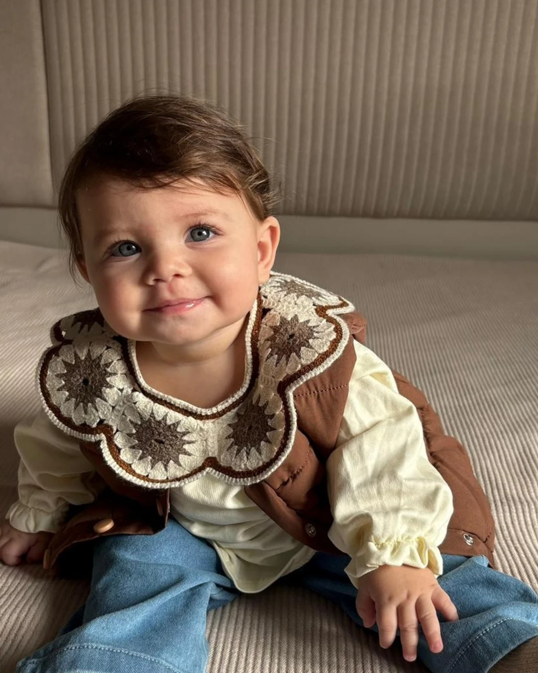 Yakası Motifli Sweat, Şişme Yelek ve Kot Pantolon Takım - Kahverengi