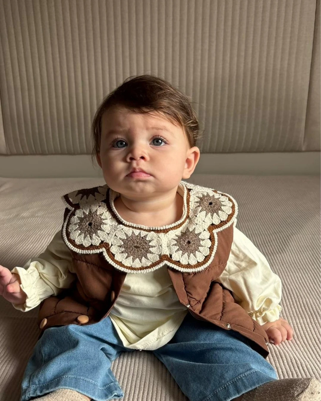 Yakası Motifli Sweat, Şişme Yelek ve Kot Pantolon Takım