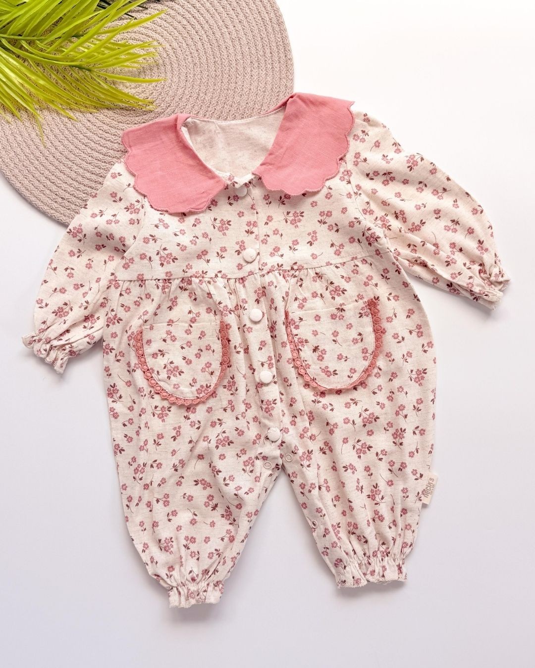 Çiçekli Bebek Yakalı Cep Detaylı Kız Bebek Tulumu TLM104