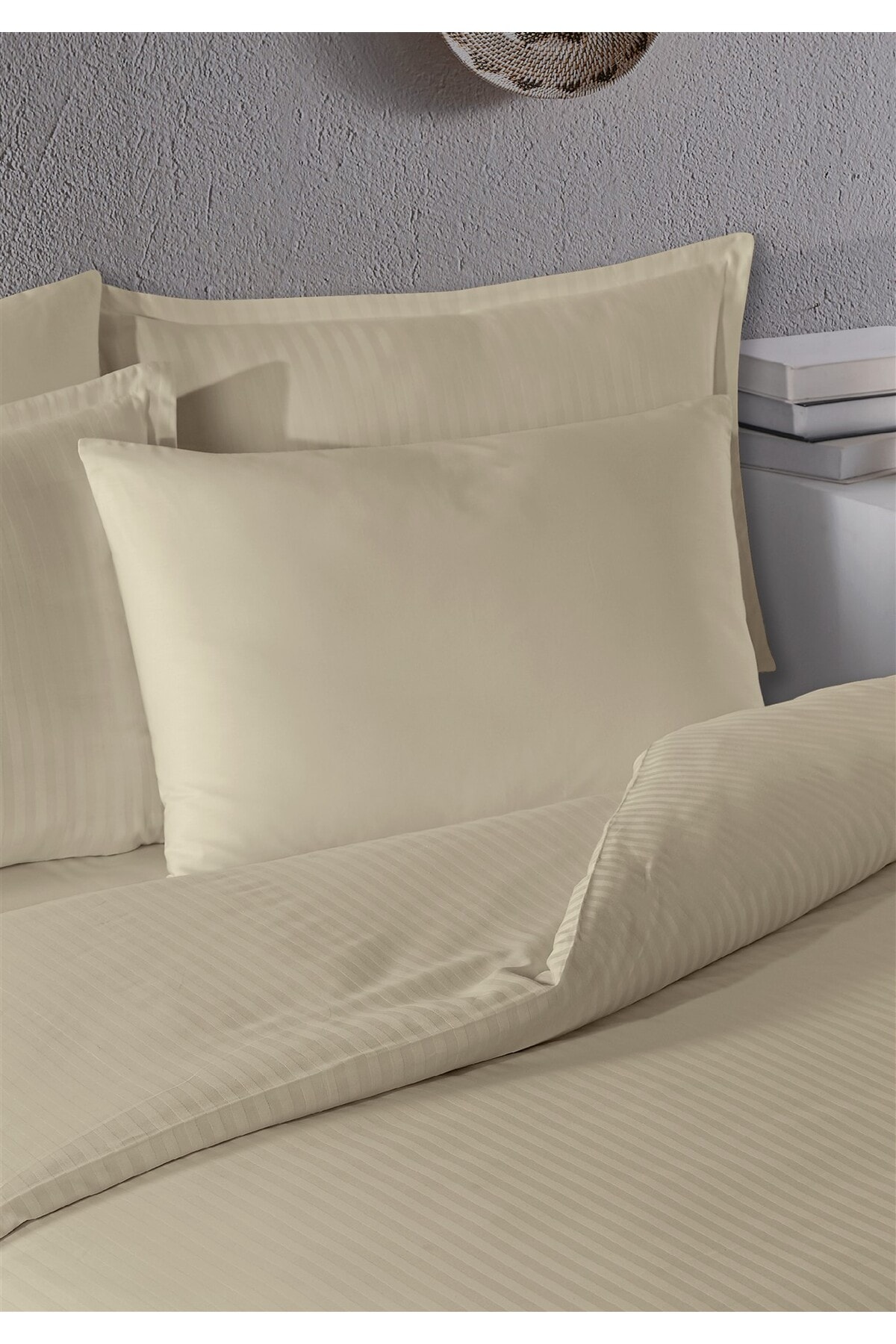 %100 Pamuk Saten Dik Çizgi Volanlı Çift Kişilik Nevresim Takımı  200x220 cm