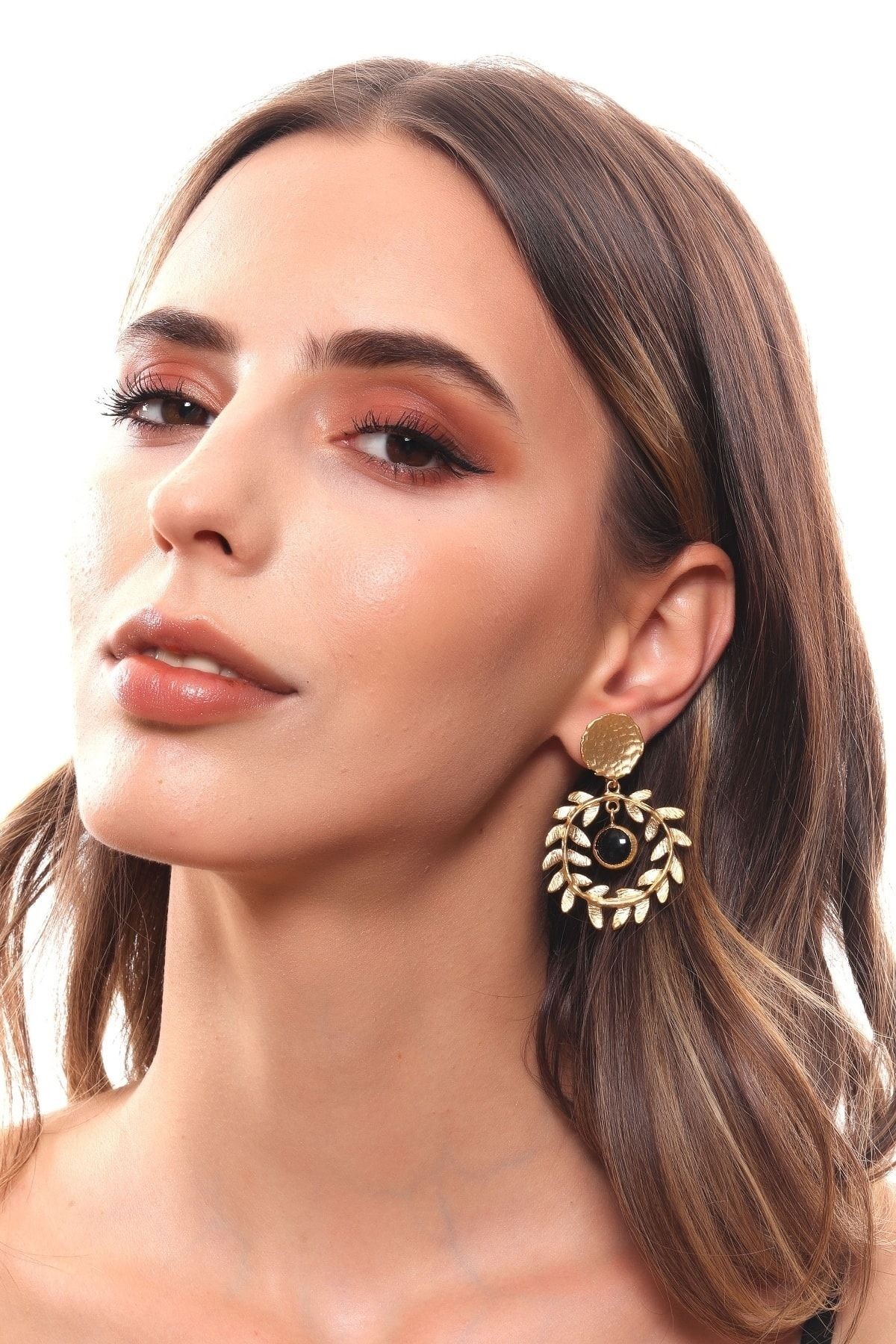 Kadın Mat Altın Renk Kaplama Çivili Model Çelenk Küpe