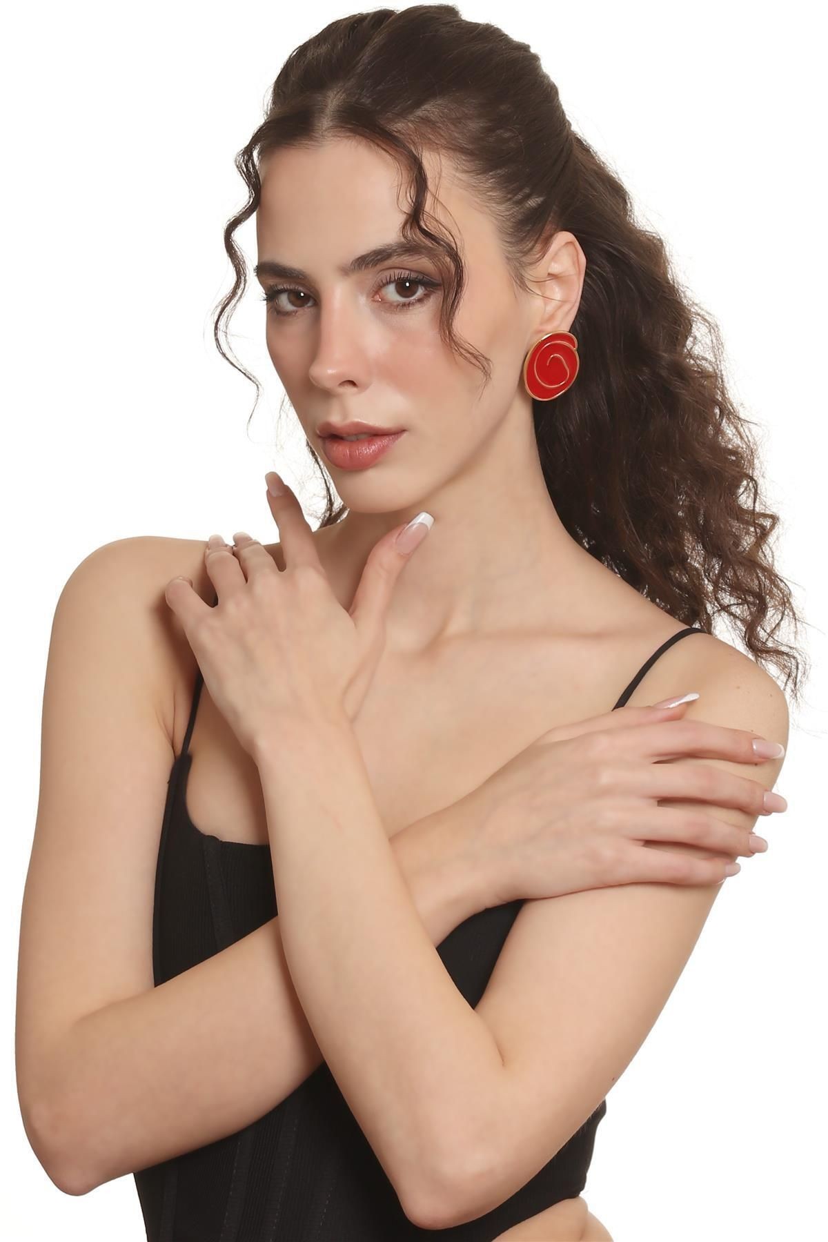 Kadın Altın Renk Lak Kaplama Çivili Model Gece Mavisi Mineli Küpe