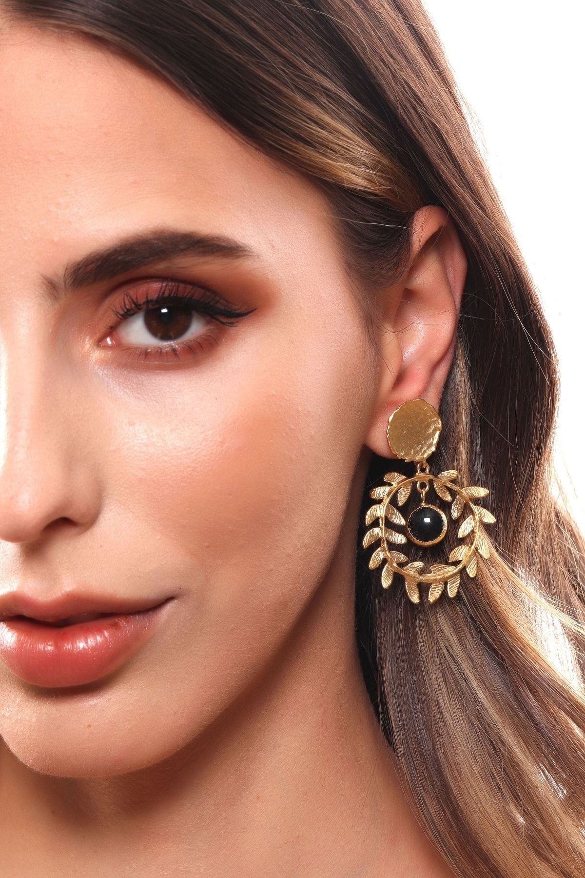 Kadın Mat Altın Renk Kaplama Çivili Model Çelenk Küpe