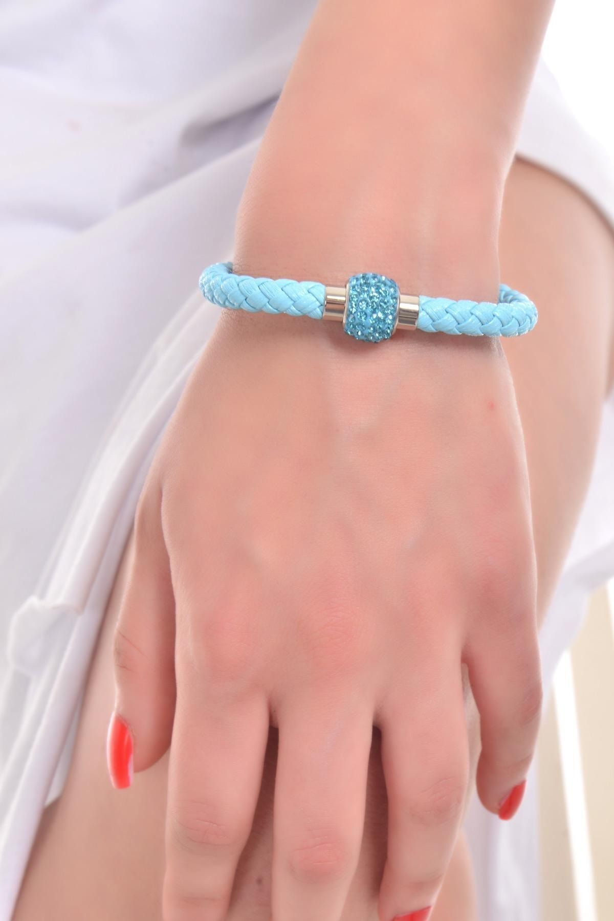 Kadın Açık Mavi Renk Swarovski Taşlı Çelik Kapama Örgü Dokulu Bileklik