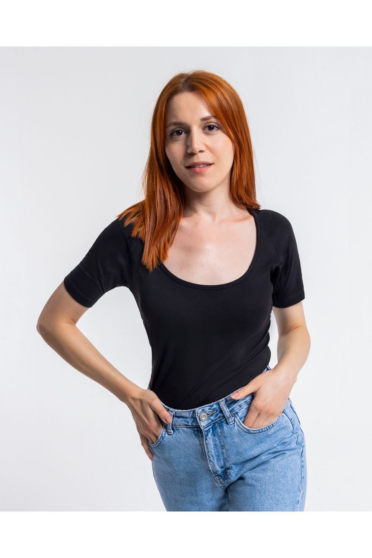 Geniş Yaka Tişört · Dar Kesim
