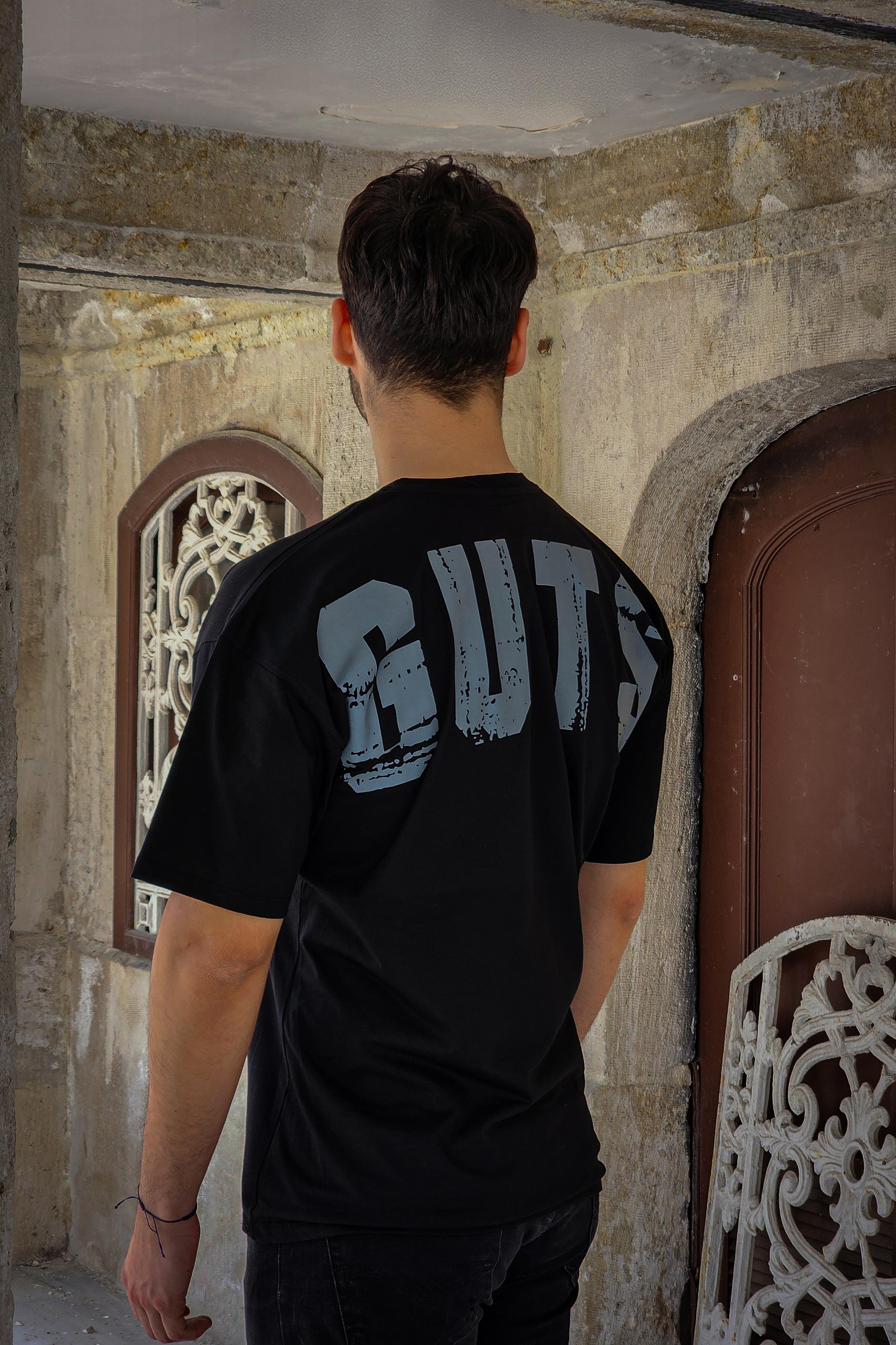 GUTS - Oversize Tshirt