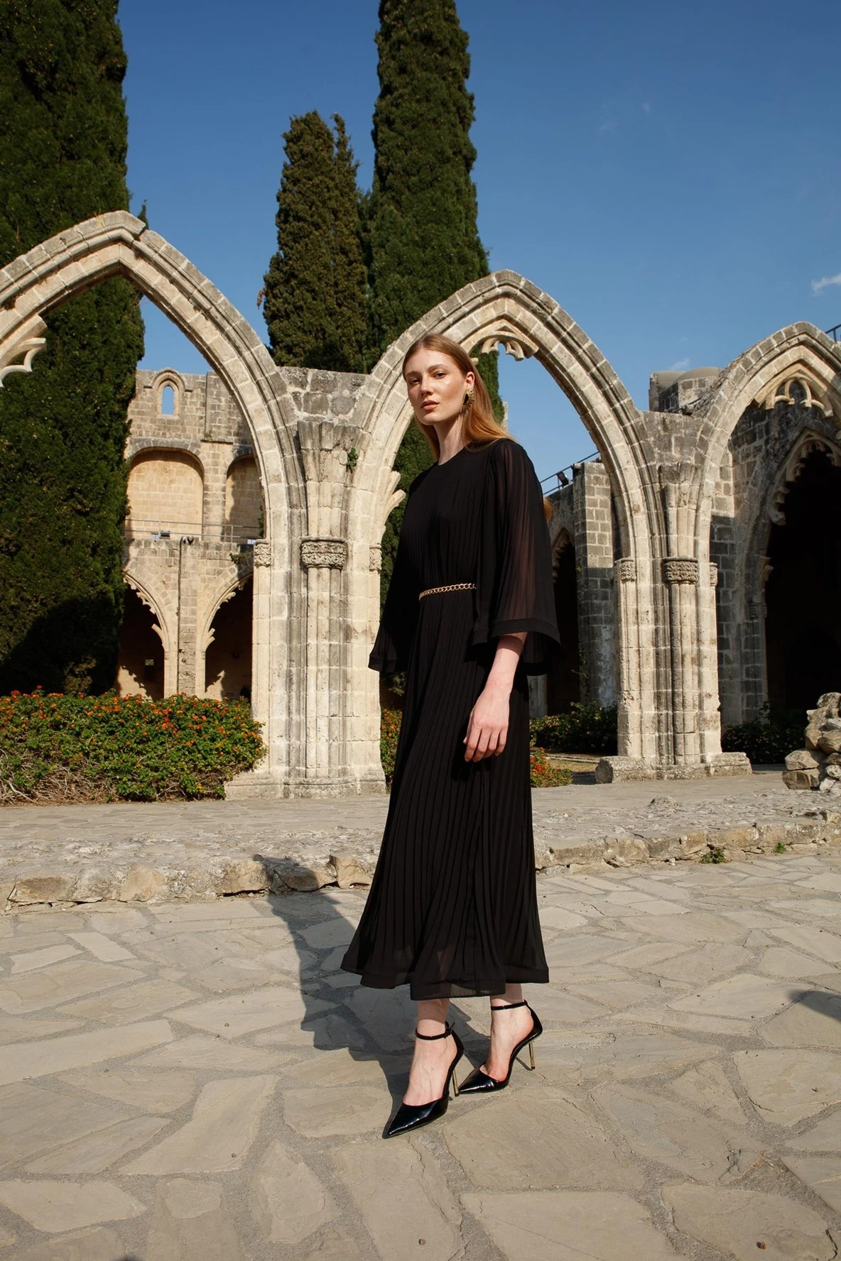 Piliseli Grenli Zincir Kemerli Elbise SİYAH