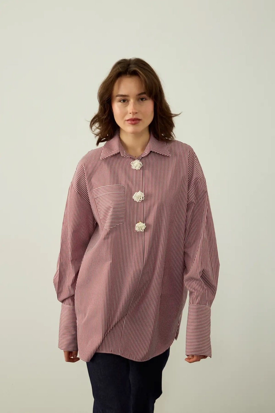 ÇİZGİLİ DÜĞME DETAYLI OVERSIZE POPLİN GÖMLEK MÜRDÜM