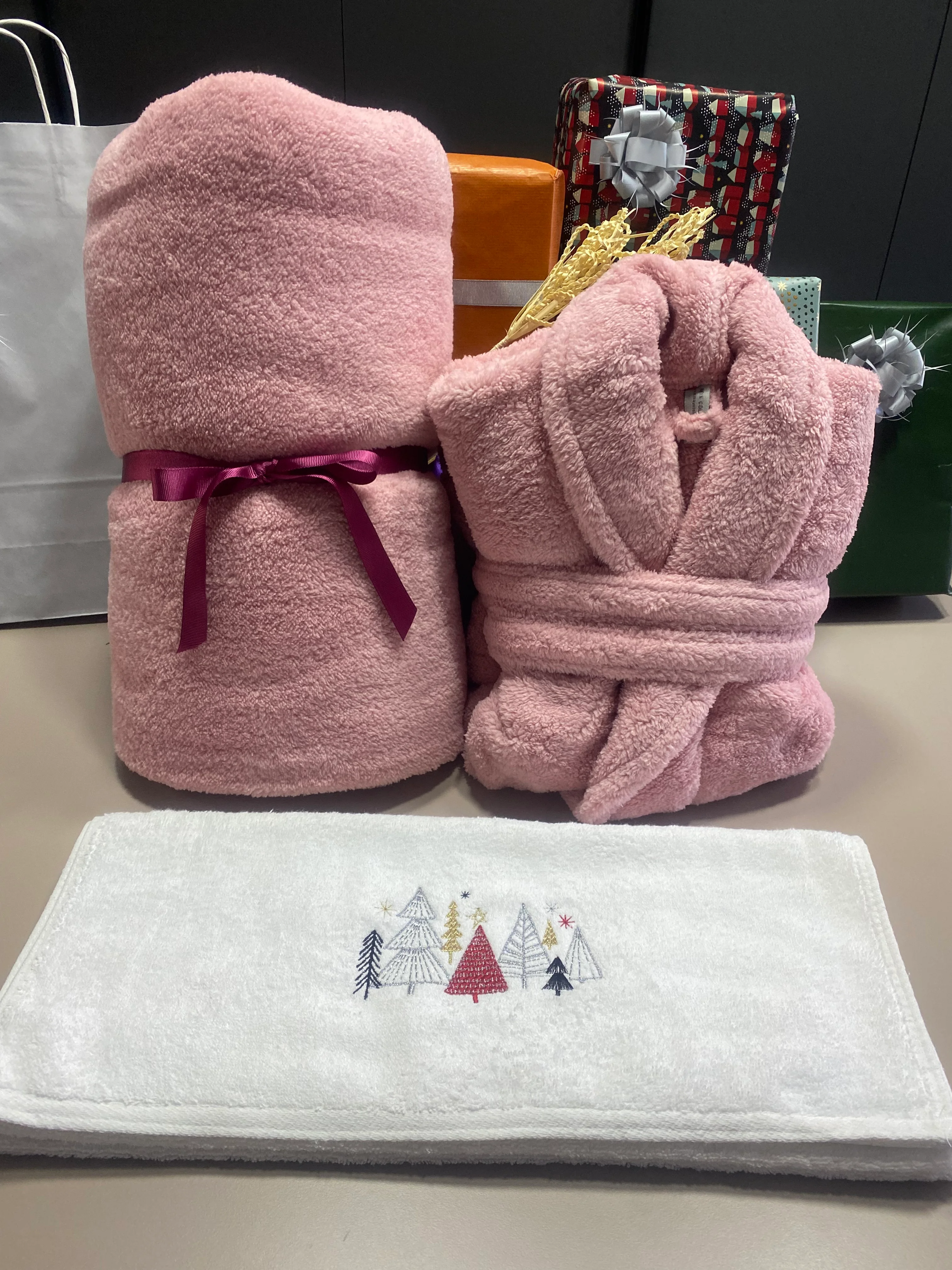 Yılbaşı Özel TV Battaniyesi ve Sabahlık (M)  Set El Havlusu Hediyeli