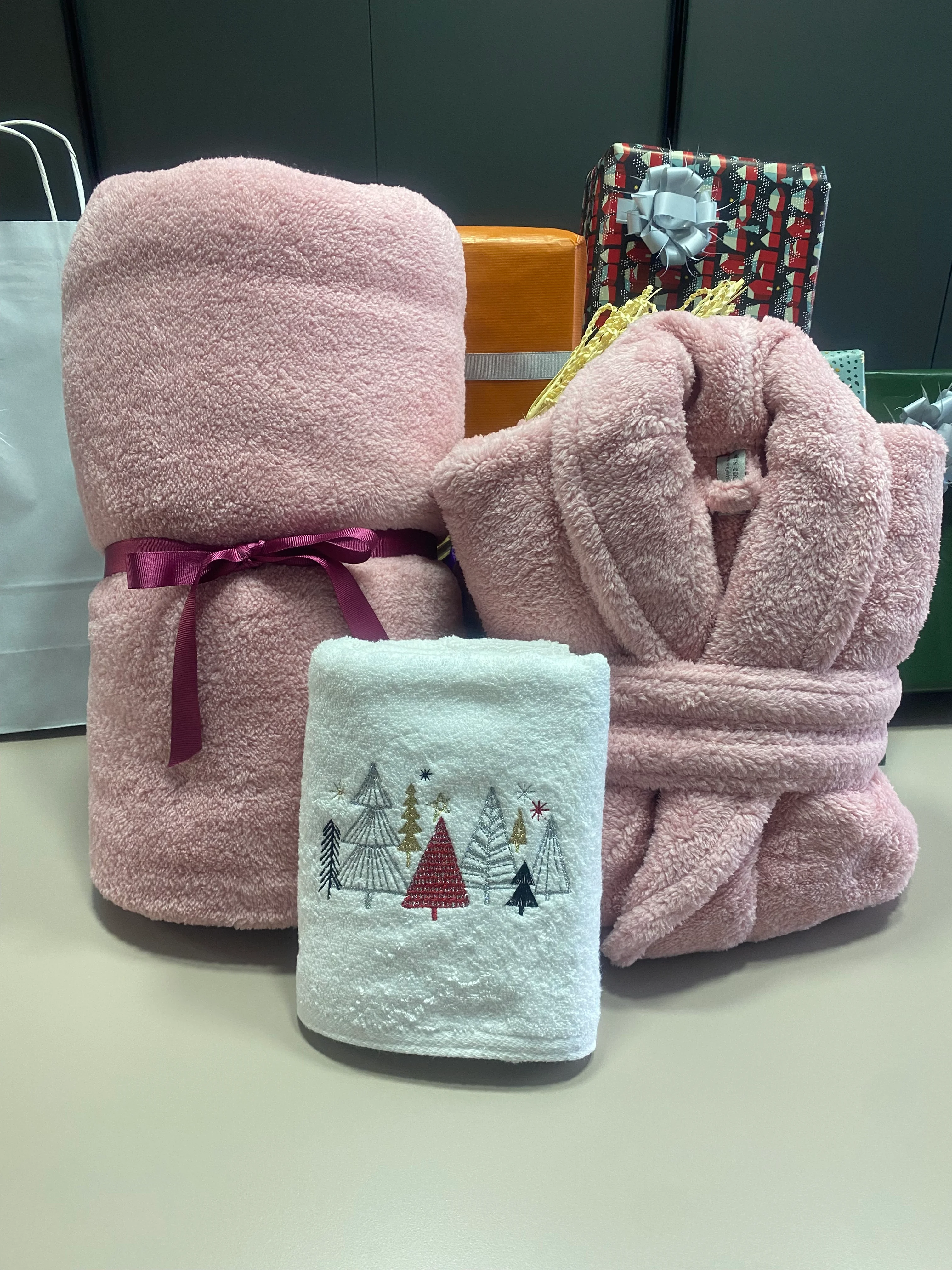 Yılbaşı Özel TV Battaniyesi ve Sabahlık (M)  Set El Havlusu Hediyeli main variant image