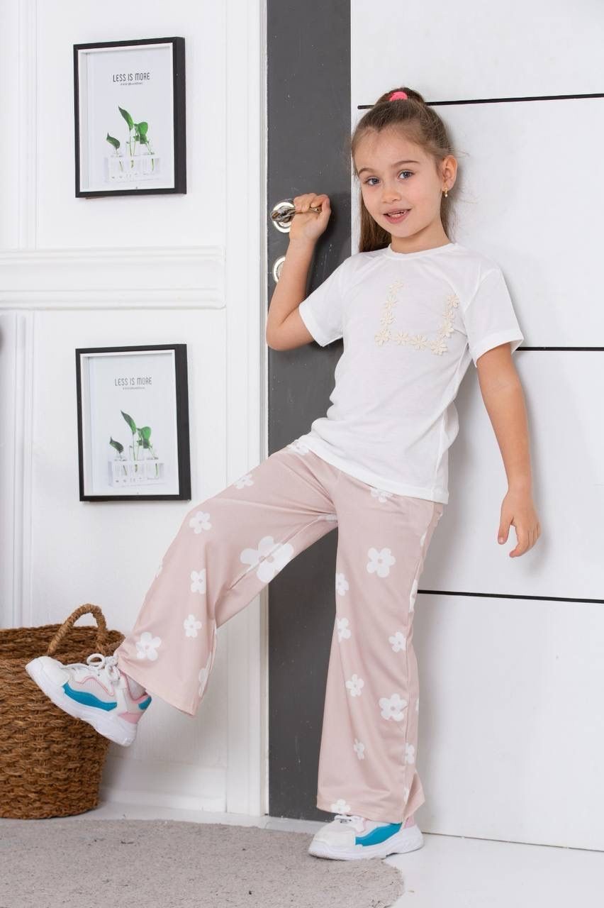 Kız Çocuk Papatya Nakışlı Beyaz T-Shirt & Pudra Zeminli Beyaz Çiçek Desenli Geniş Paça Pantolon 2’li Yazlık Takım