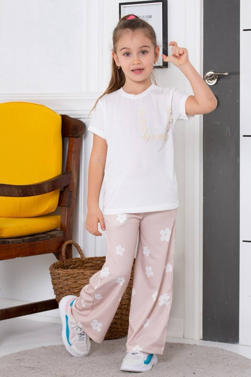 Kız Çocuk Papatya Nakışlı Beyaz T-Shirt & Pudra Zeminli Beyaz Çiçek Desenli Geniş Paça Pantolon 2’li Yazlık Takım