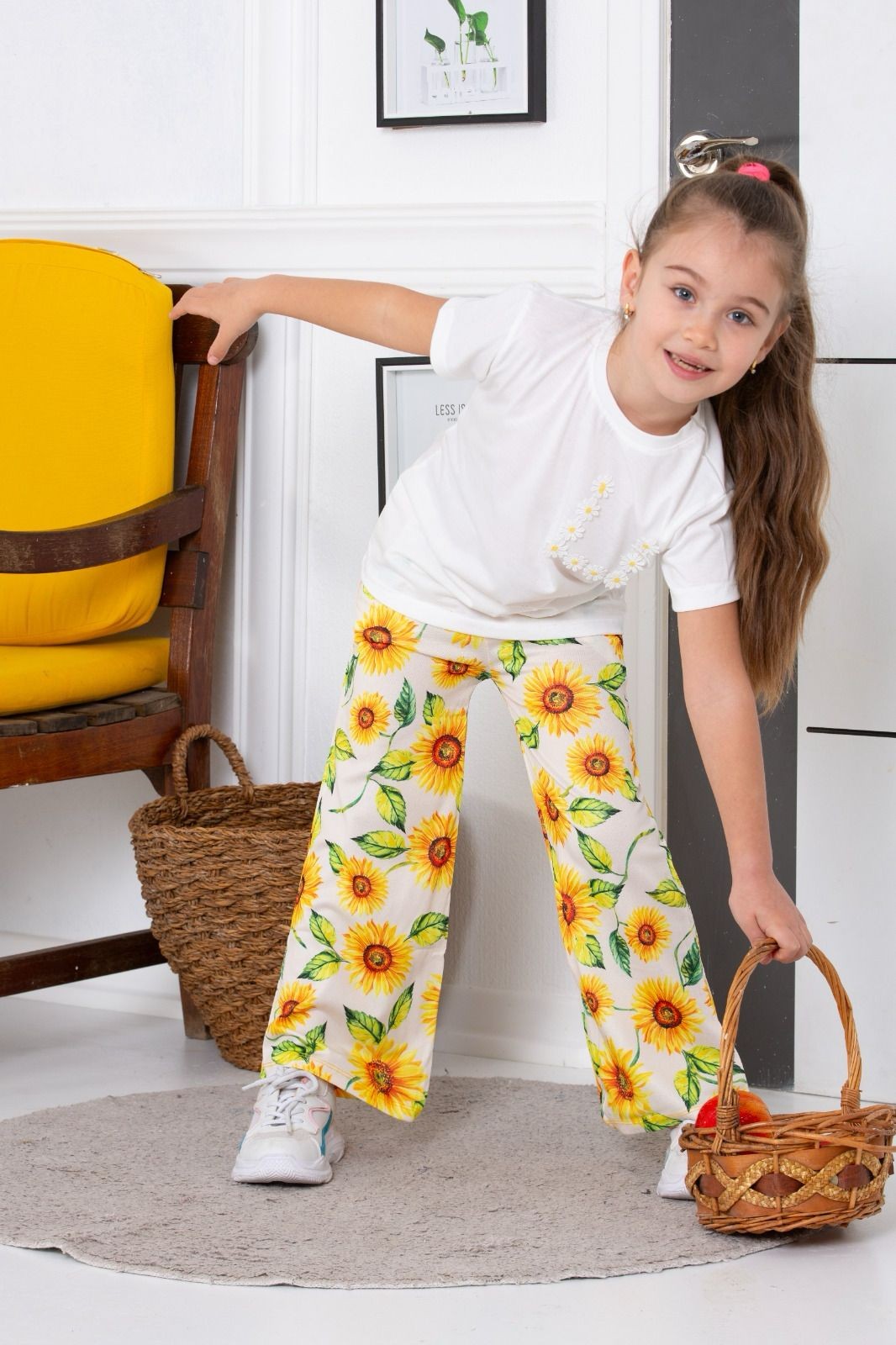 Kız Çocuk Papatya İşlemeli Beyaz T-Shirt & Ayçiçeği Desenli Geniş Paça Pantolon 2’li Yazlık Takım
