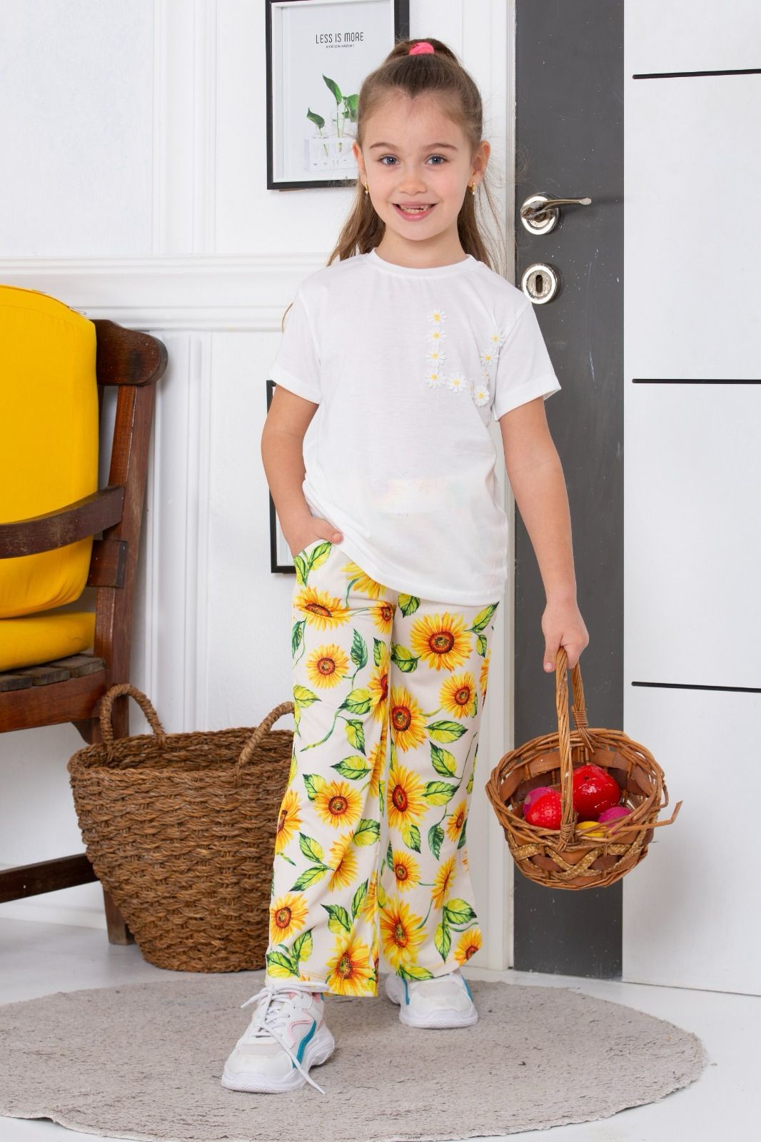 Kız Çocuk Papatya İşlemeli Beyaz T-Shirt & Ayçiçeği Desenli Geniş Paça Pantolon 2’li Yazlık Takım