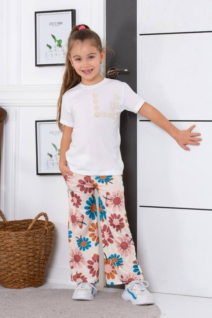 Kız Çocuk Papatya Nakışlı Beyaz T-Shirt & Pembe Çiçek Desenli Geniş Paça Pantolon 2’li Yazlık Takım