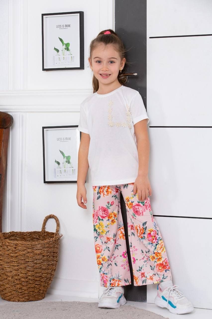 Kız Çocuk Papatya Nakışlı Beyaz T-Shirt & Pembe Çiçek Desenli Geniş Paça Pantolon 2’li Yazlık Takım