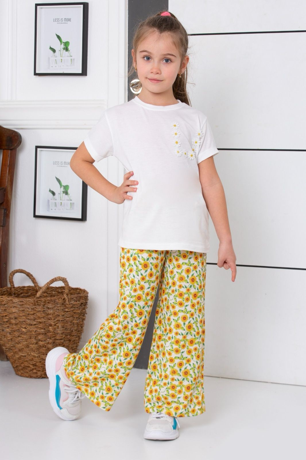 Kız Çocuk Papatya Nakışlı Beyaz T-Shirt & Sarı Mini Ayçiçeği Desenli Geniş Paça Pantolon 2’li Yazlık Takım