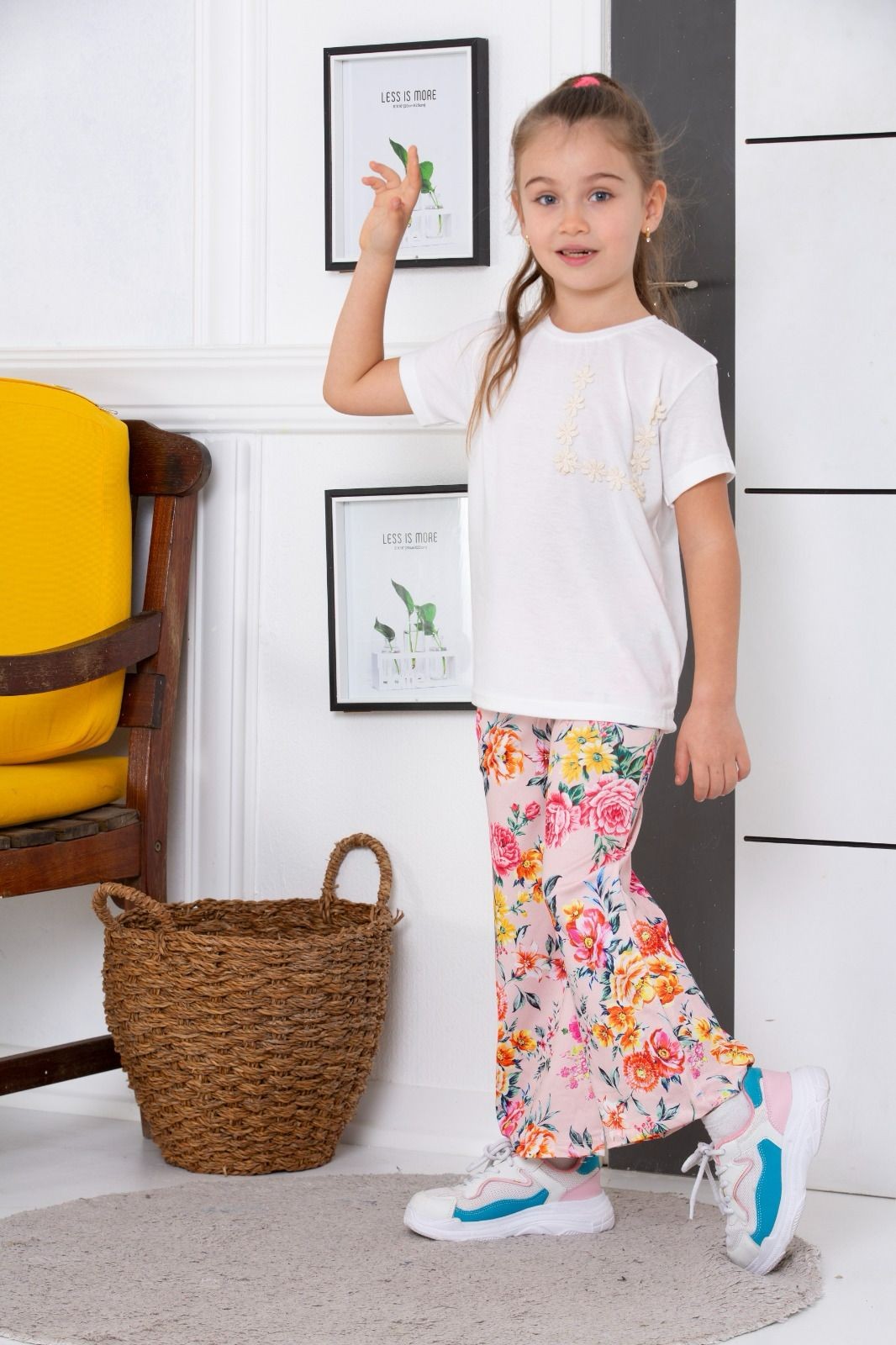 Kız Çocuk Papatya Nakışlı Beyaz T-Shirt & Pembe Çiçek Desenli Geniş Paça Pantolon 2’li Yazlık Takım