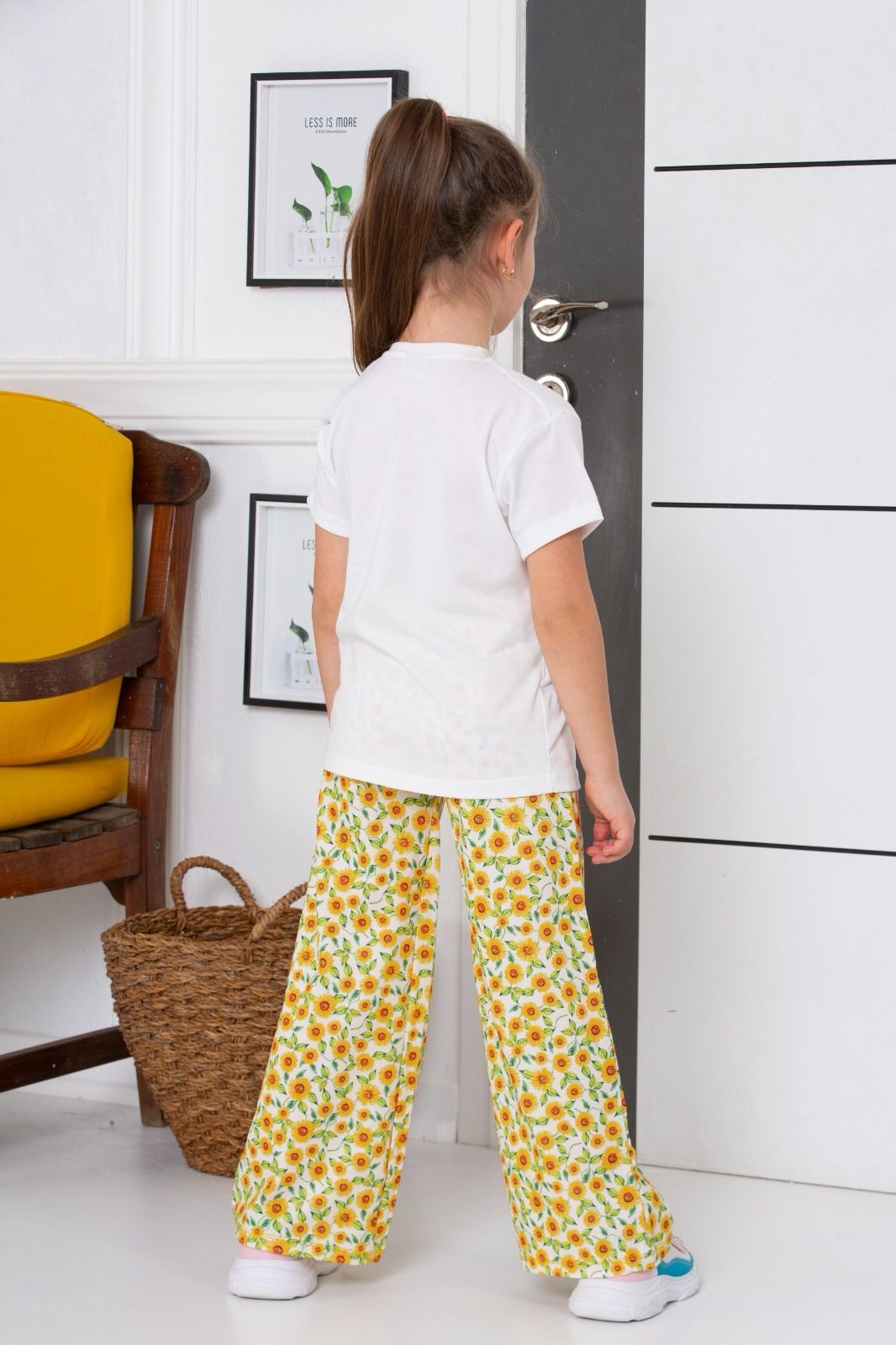 Kız Çocuk Papatya Nakışlı Beyaz T-Shirt & Sarı Mini Ayçiçeği Desenli Geniş Paça Pantolon 2’li Yazlık Takım