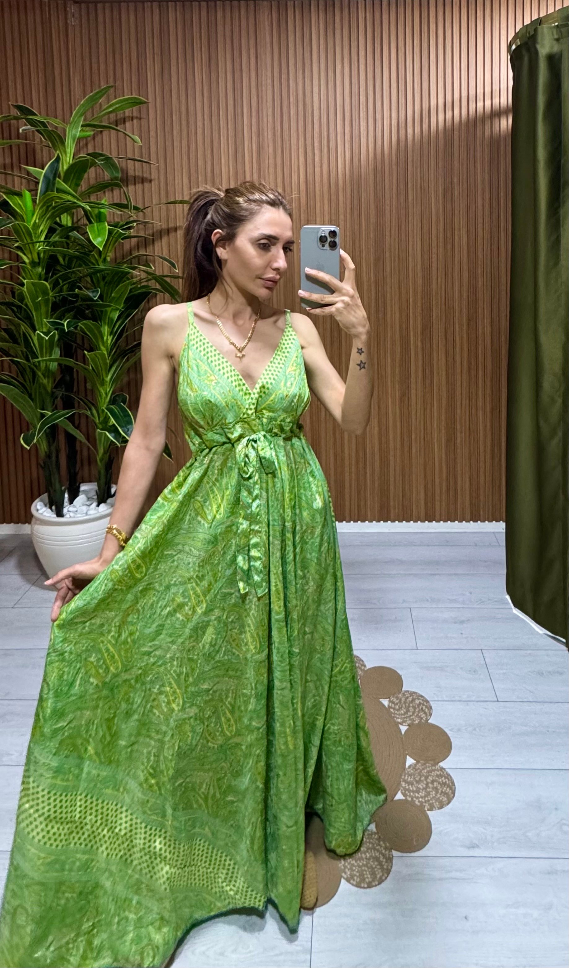 Yaza Zarafet Kat: Işıltılı Saten Uzun Elbise