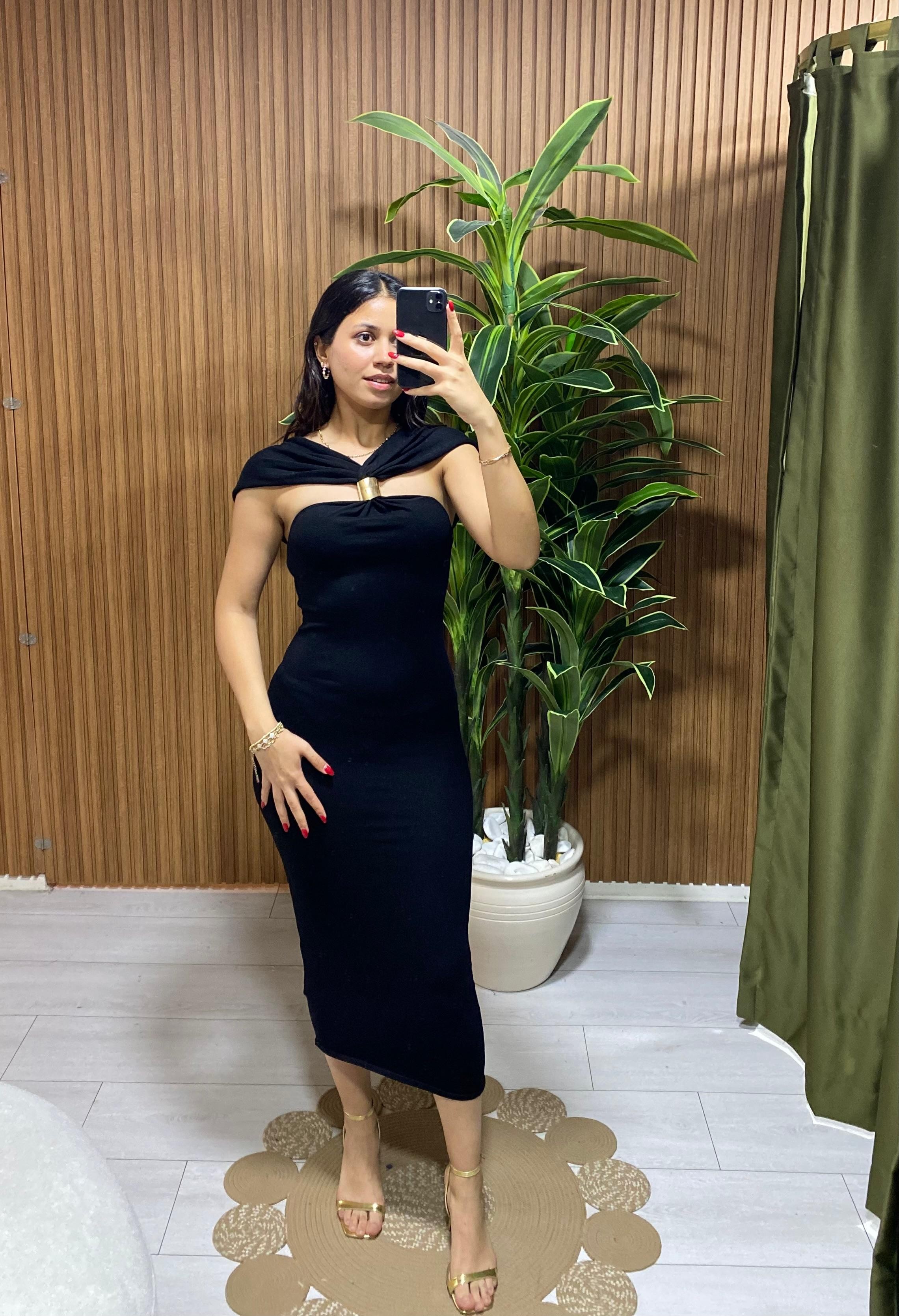 Noir Elegance Omuz Detaylı Siyah Elbise