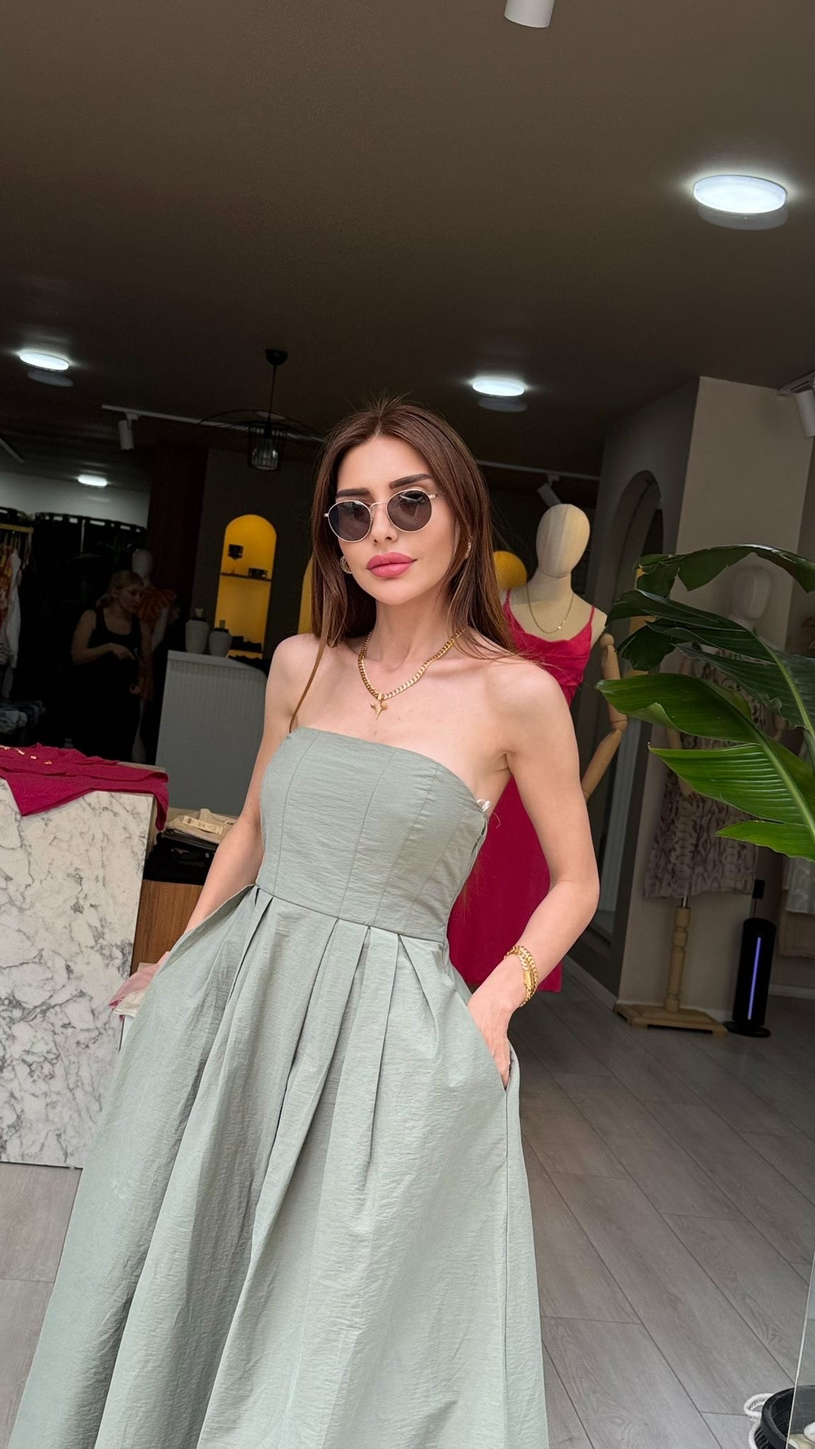 Yeni Sezonun Gözdesi: Açık Yağ Yeşili Paraşüt Kumaş Elbise