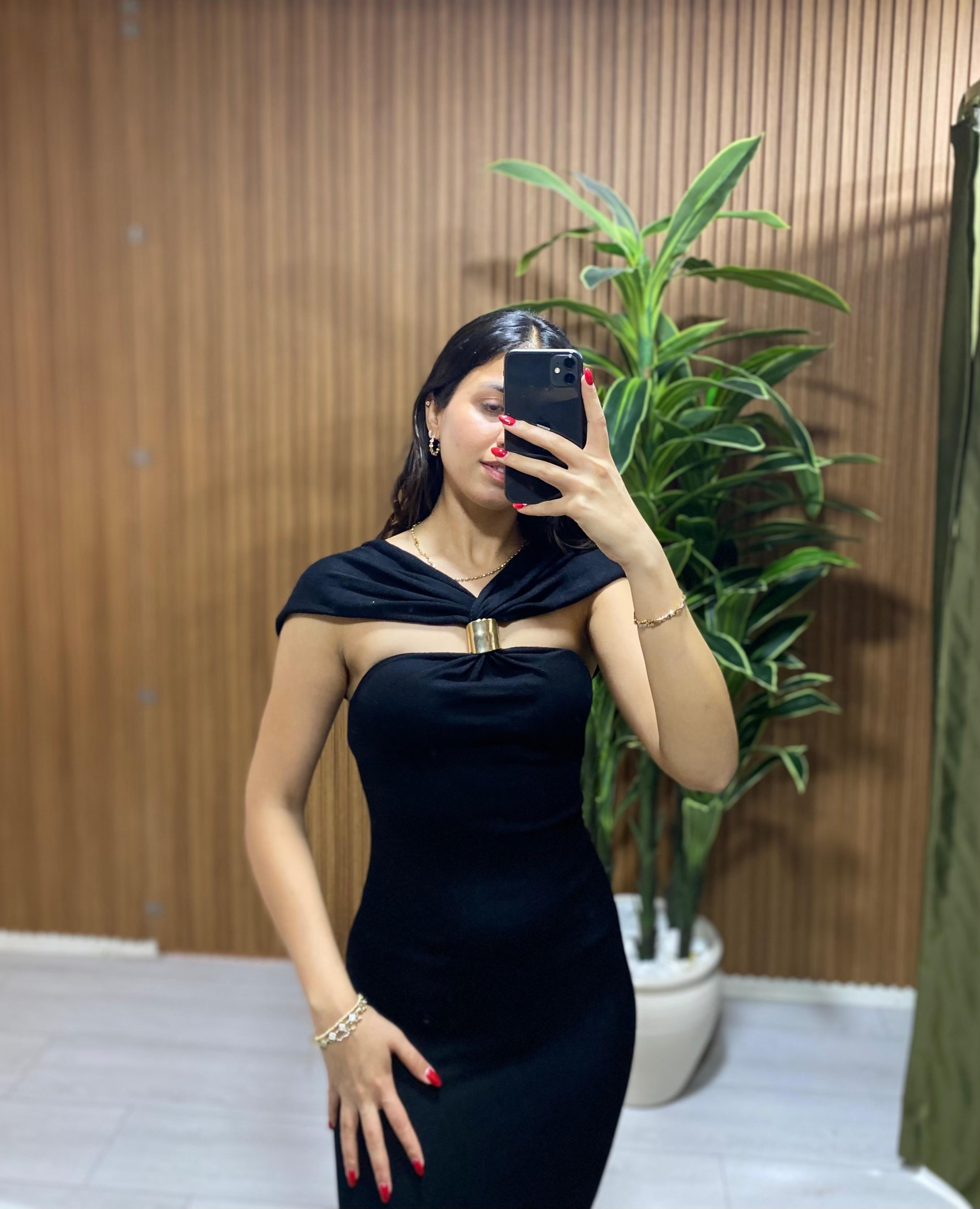 Noir Elegance Omuz Detaylı Siyah Elbise