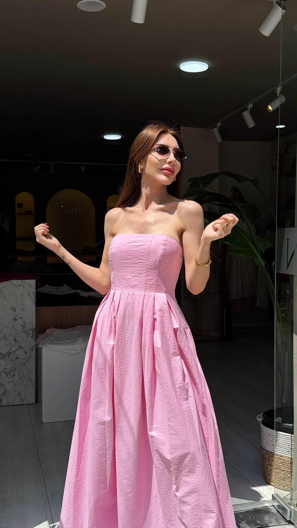 Yeni Sezonun Gözdesi: Pembe Paraşüt Kumaş Elbise