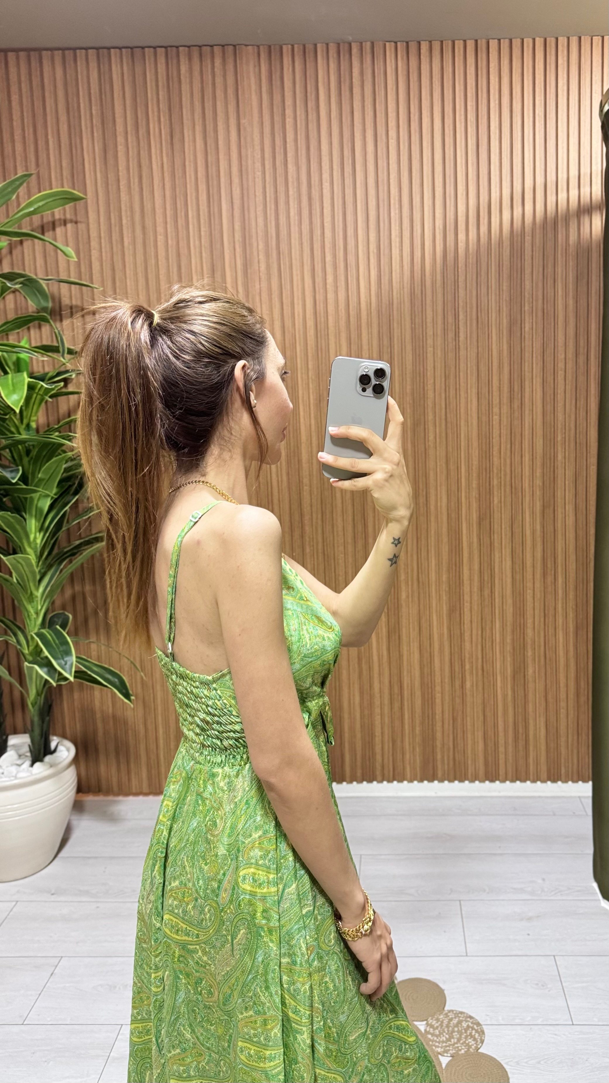 Yaza Zarafet Kat: Işıltılı Saten Uzun Elbise