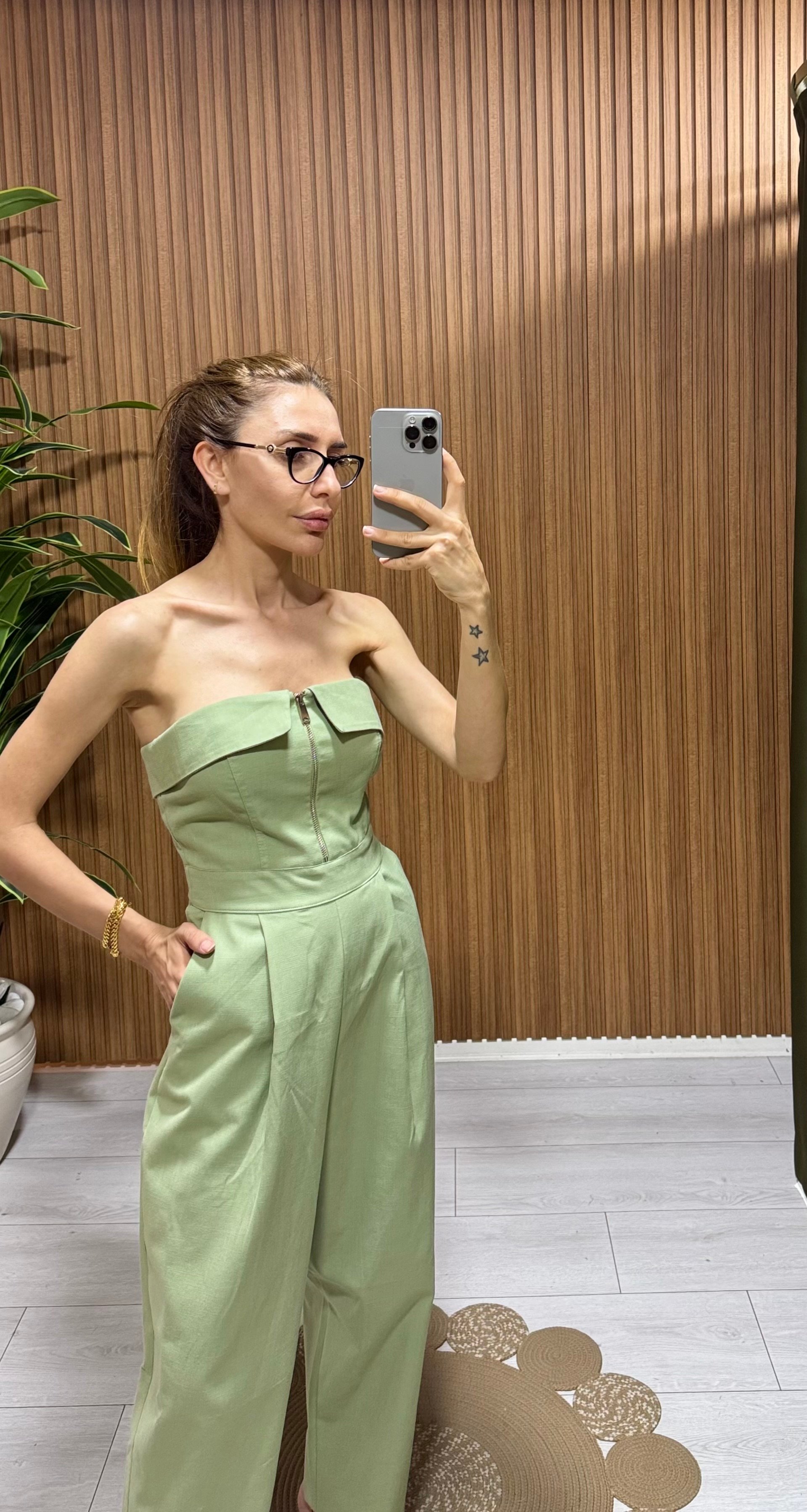 Doğallığın Şıklıkla Buluştuğu An: Açık Haki Keten Tulum