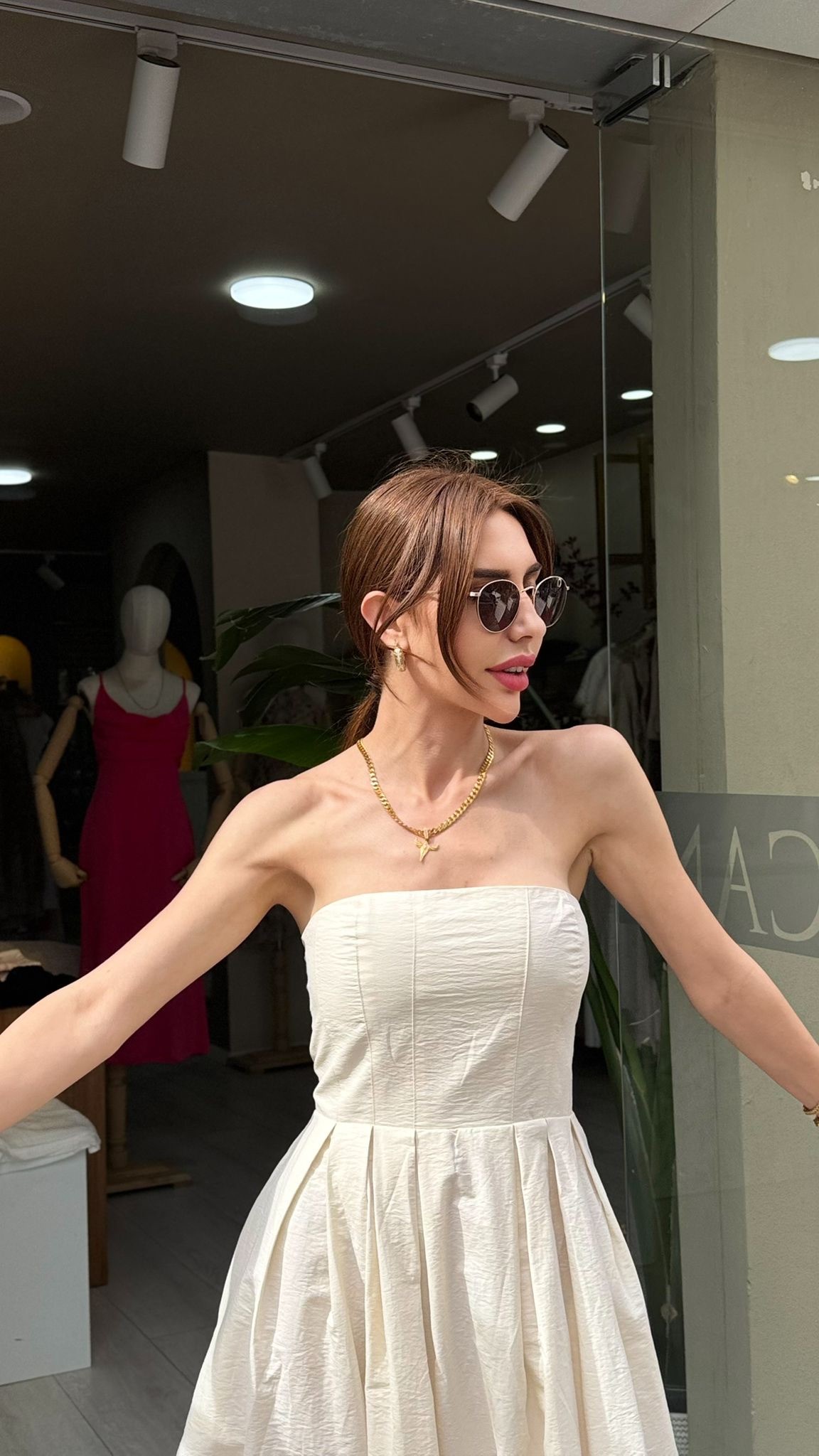 Yeni Sezonun Gözdesi: Beyaz Paraşüt Kumaş Elbise