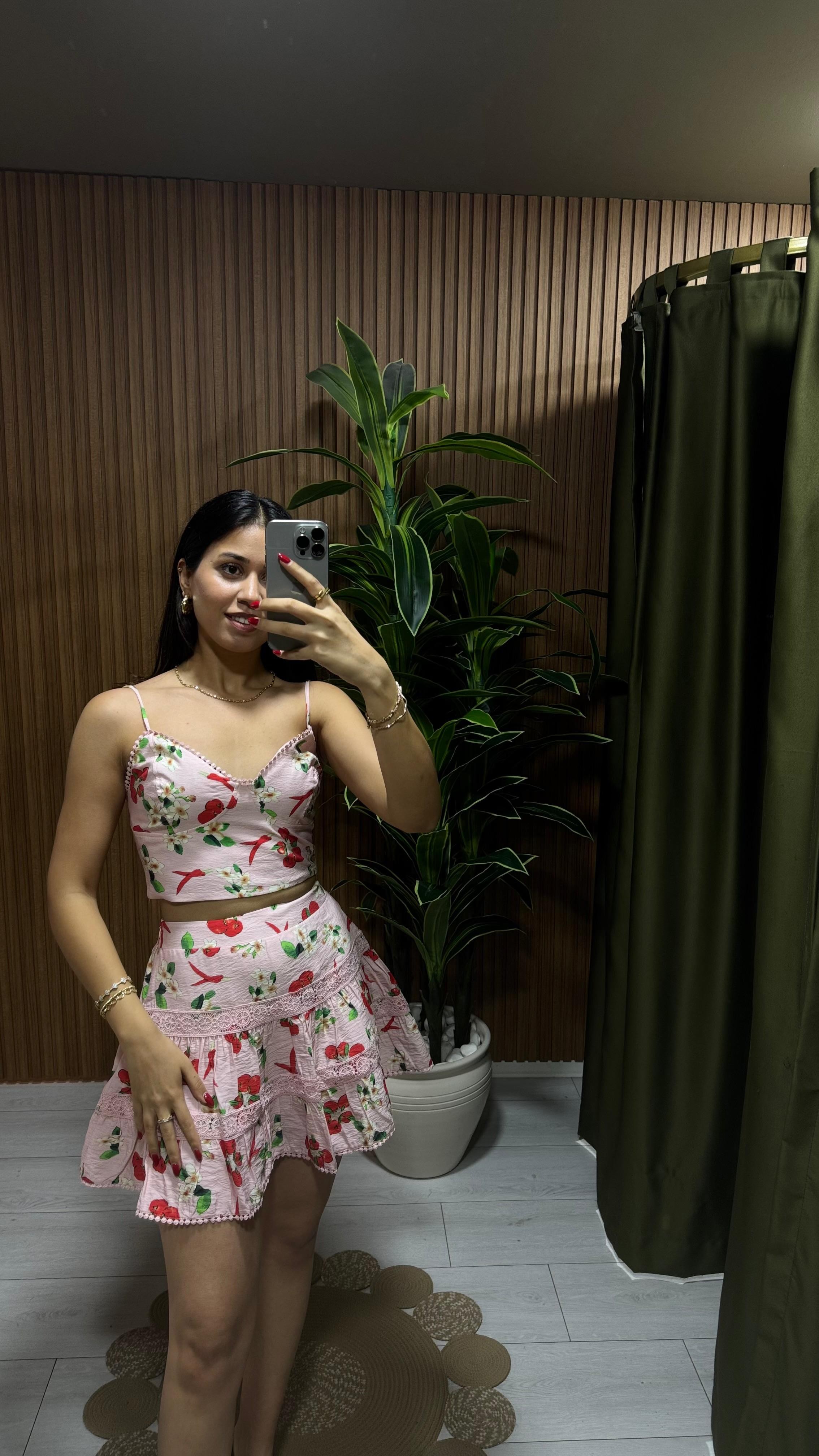 PEMBE DESENLİ ASKILI CROP VOLANLI MİNİ ETEK TAKIM