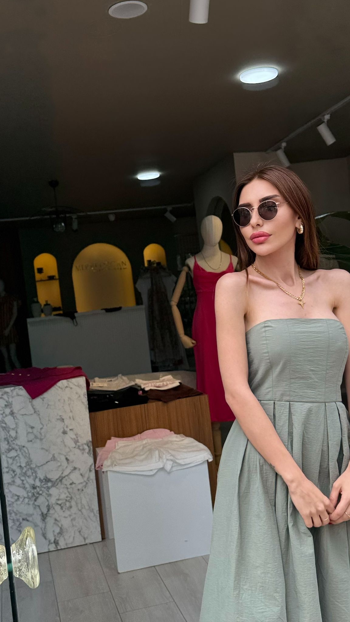 Yeni Sezonun Gözdesi: Açık Yağ Yeşili Paraşüt Kumaş Elbise