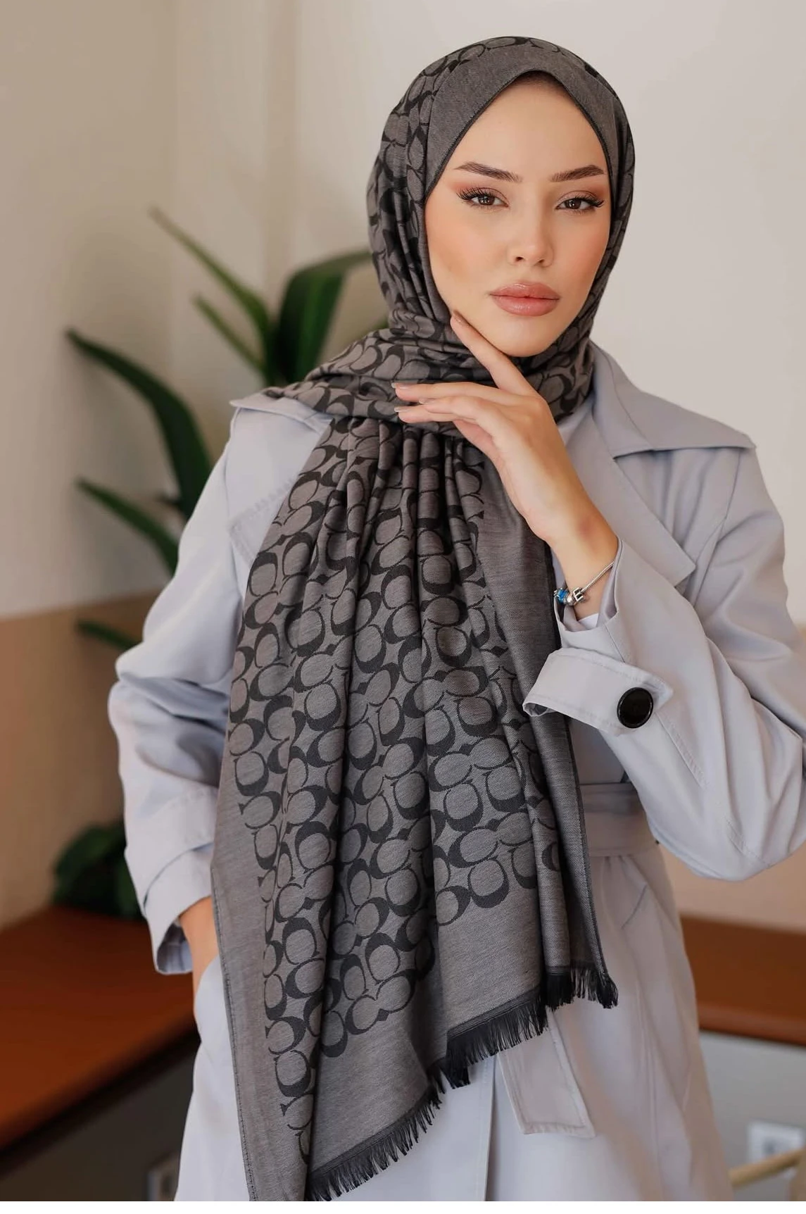 C Desen Yün İpek Şal Füme 